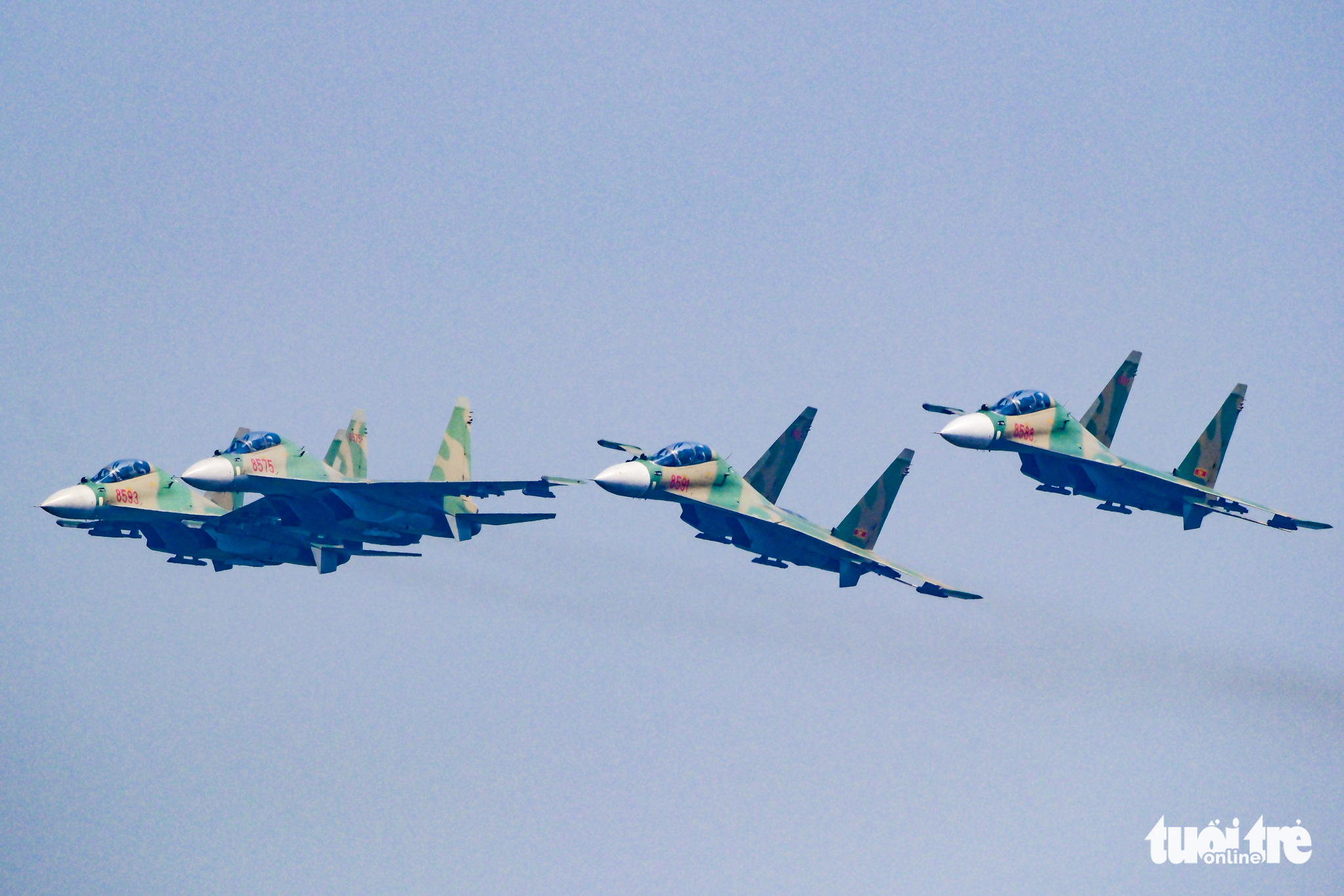 Four Su-30 jets in formation as part of flight drills over Hanoi in order to prepare for the Vietnam International Defense Expo 2022, November 3, 2022. Photo: Nam Tran / Tuoi Tre