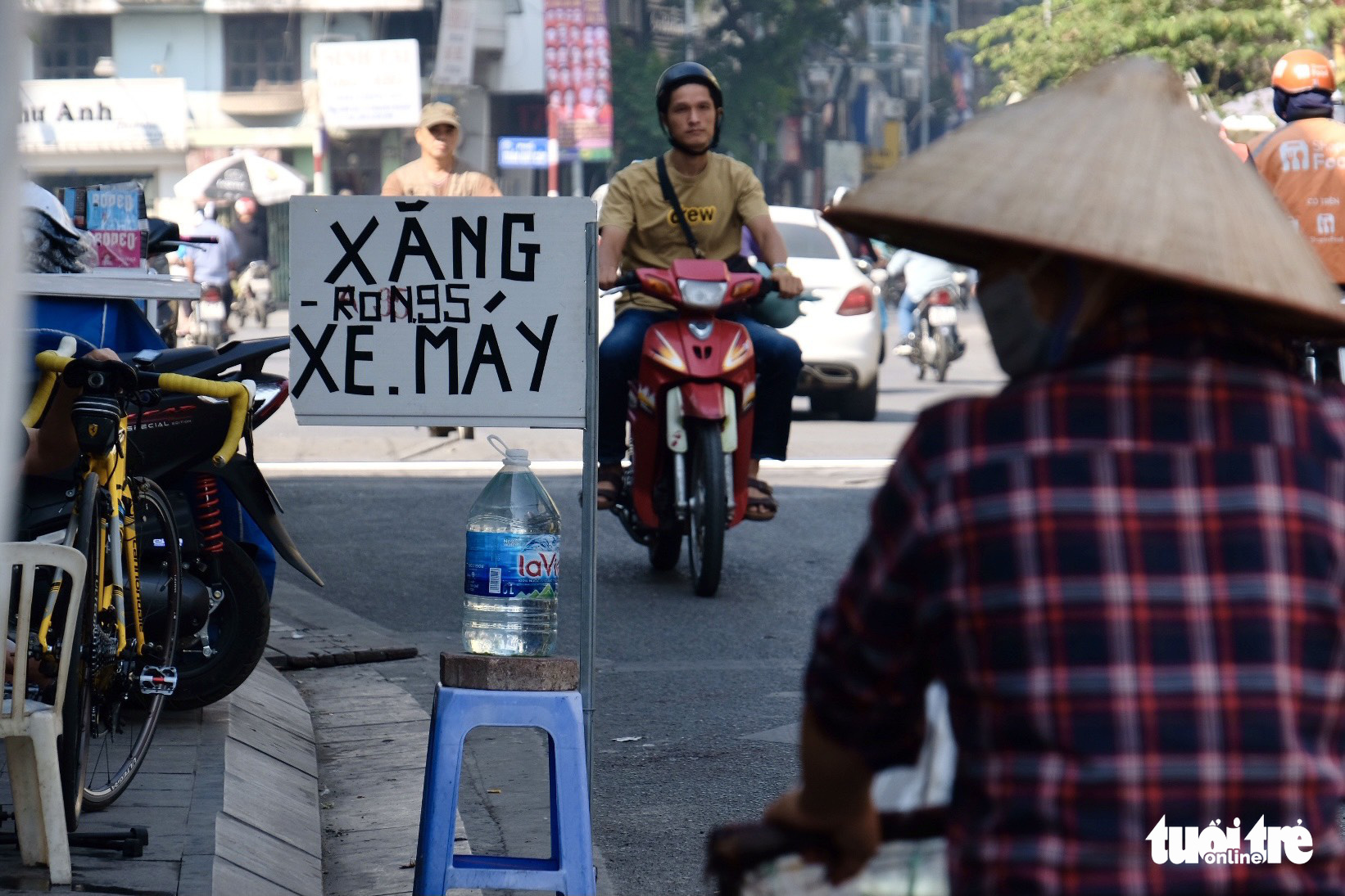 A sign of petrol sale is put up in front of a bicycle repair shop on Nguyen Khuyen Street in Ba Dinh District, Hanoi, November 3, 2022. Photo: Nguyen Bao / Tuoi Tre