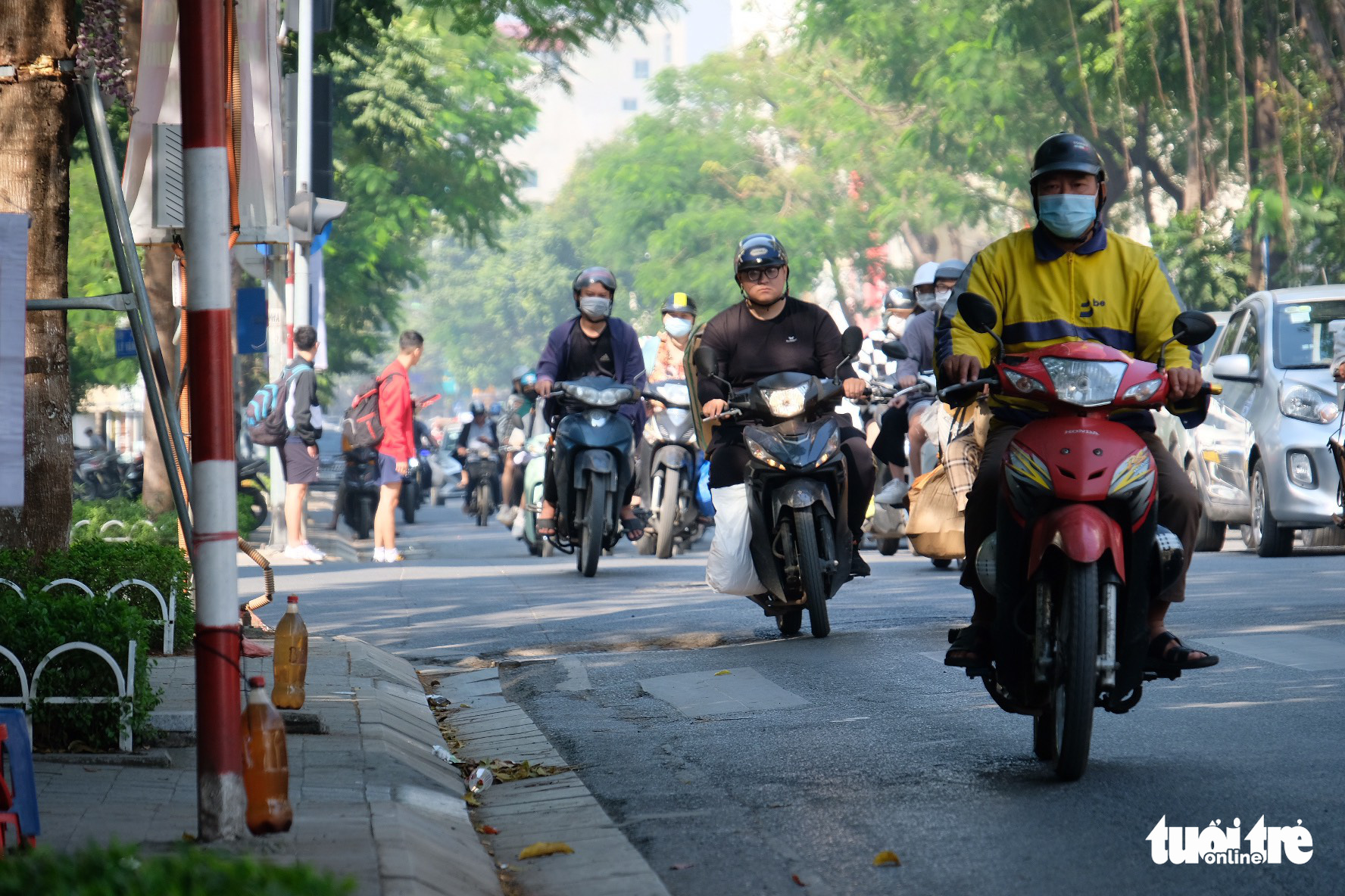 Two plastic bottles of gasoline are placed on the sidewalk of Nguyen Thai Hoc Street in Ba Dinh District, Hanoi, November 3, 2022. Photo: Nguyen Bao / Tuoi Tre