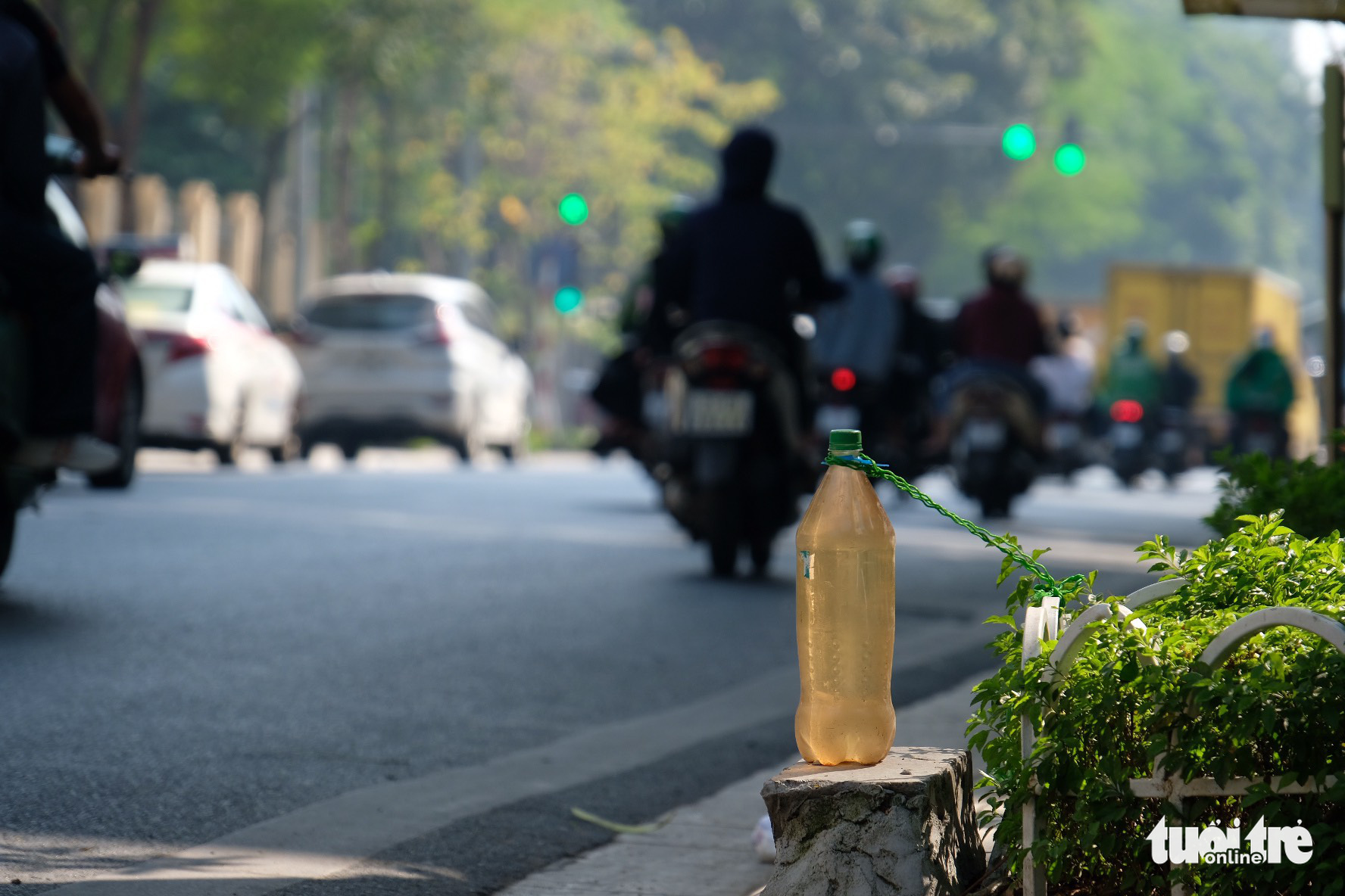 A plastic bottle of gasoline is placed on the sidewalk of Nguyen Thai Hoc Street in Ba Dinh District, Hanoi, November 3, 2022. Photo: Nguyen Bao / Tuoi Tre