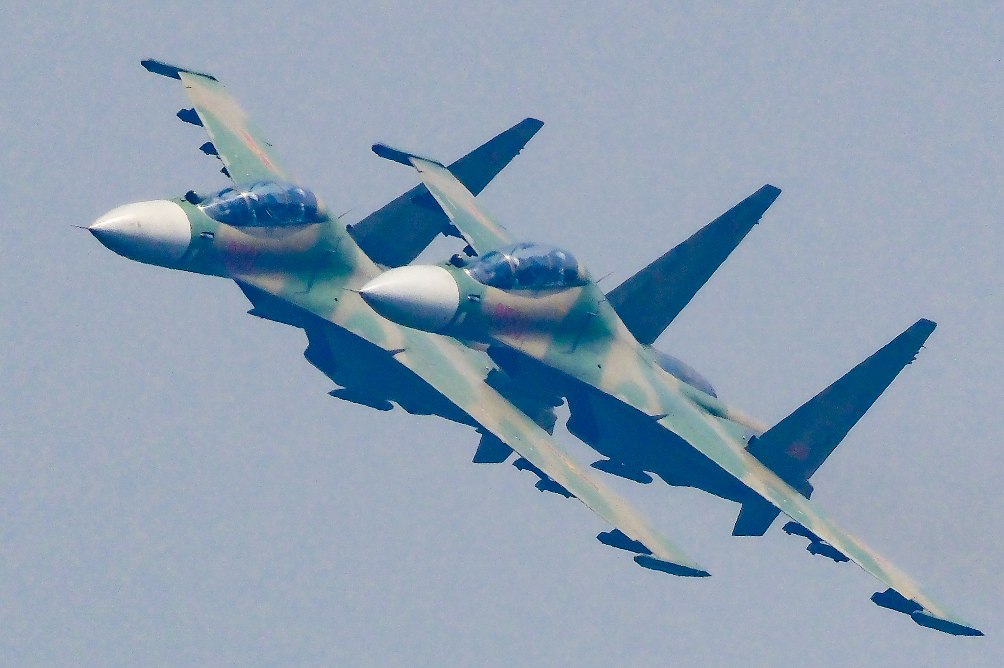 Two Su-30 jets do tumbling exercises over Hanoi to prepare for the Vietnam International Defense Expo 2022, November 3, 2022. Photo: Nam Tran / Tuoi Tre