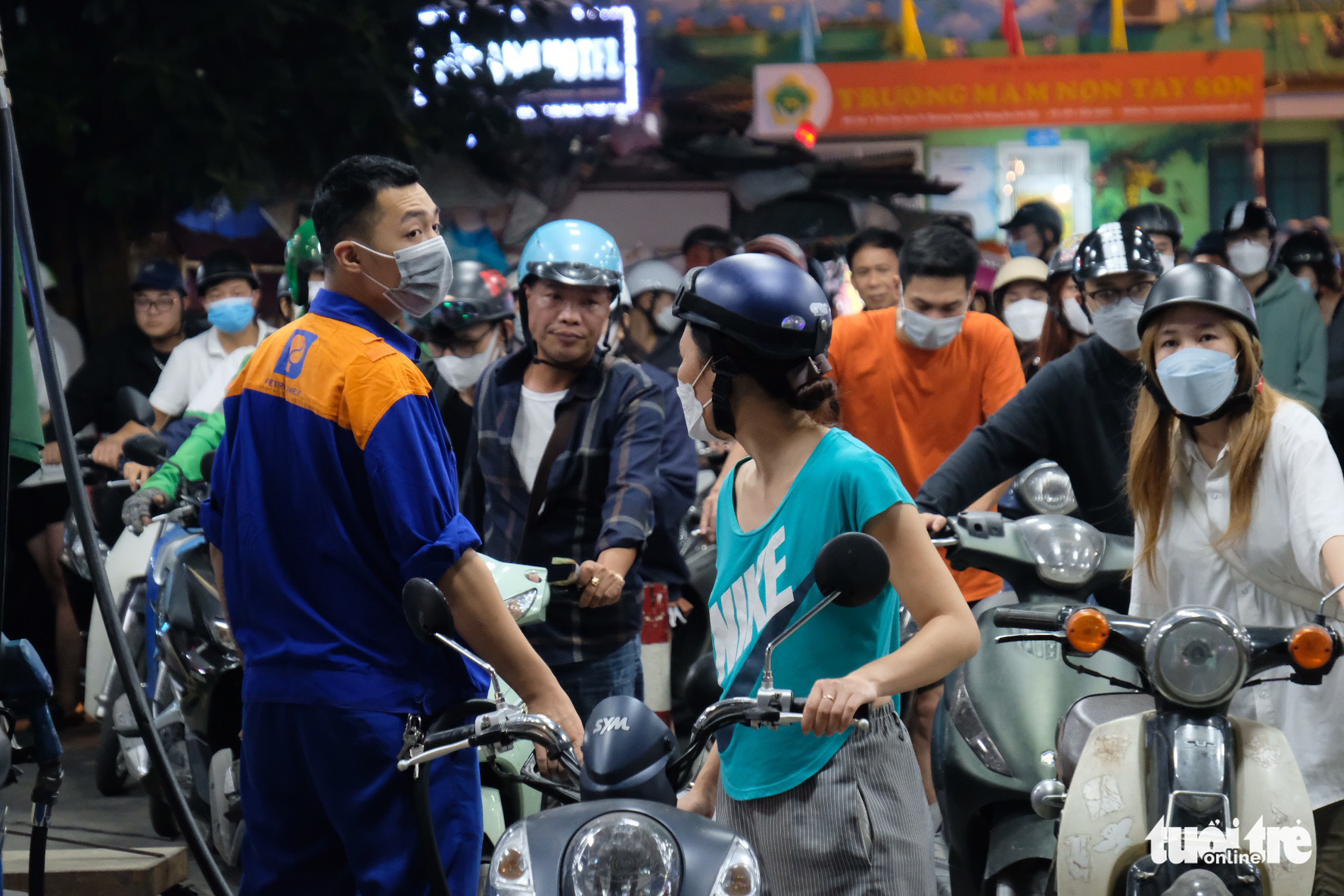 People flock to a filling station to have their motorcycles refilled after several other stations were closed down over short supply on Nguyen Luong Bang Street in Dong Da District, Hanoi, November 4, 2022. Photo: Nguyen Bao / Tuoi Tre