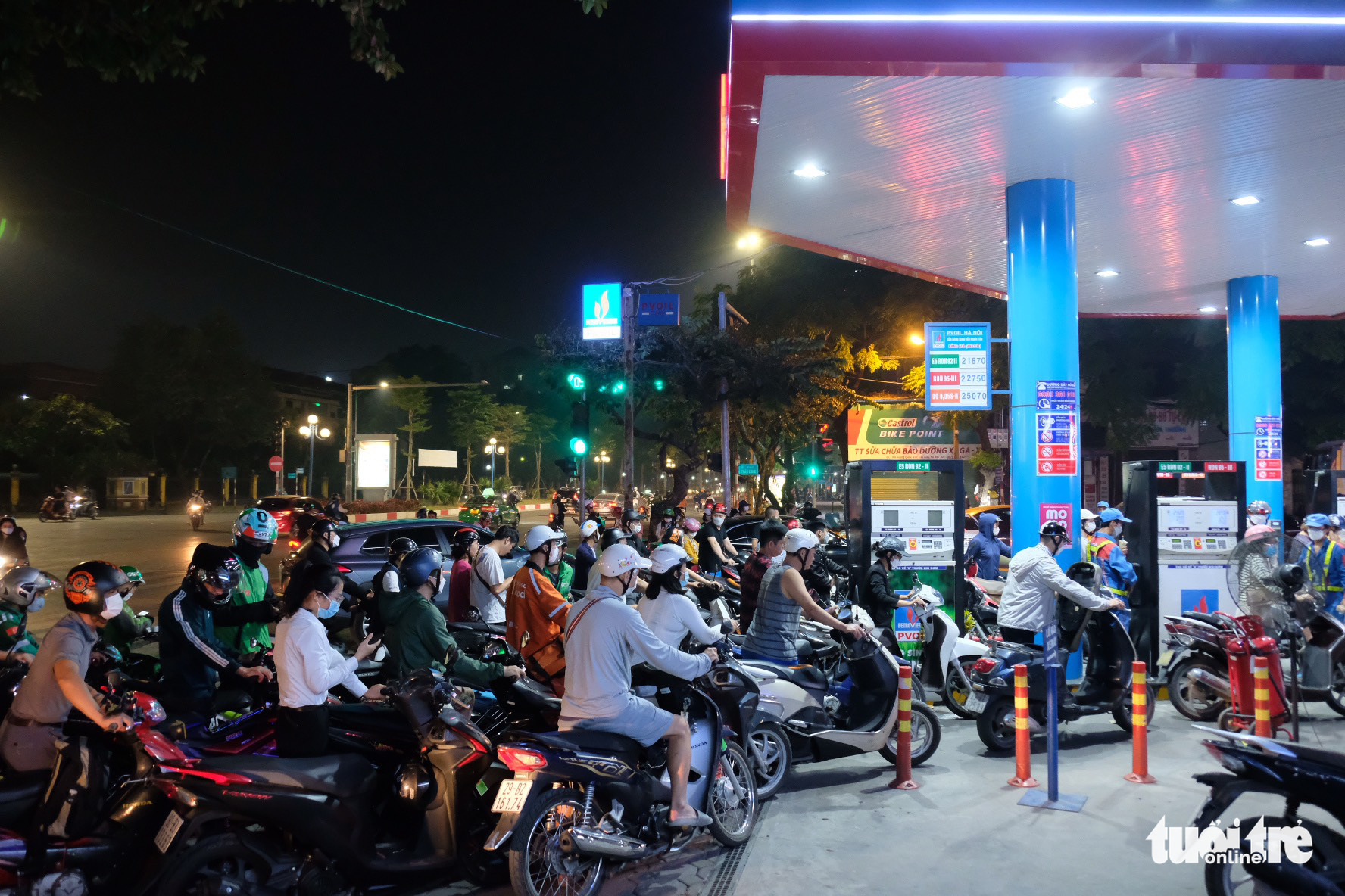 People flock to Nghia Tan filling station to have their motorcycles refilled after several other stations were closed down over short supply in Cau Giay District, Hanoi, November 4, 2022. Photo: Nguyen Bao / Tuoi Tre
