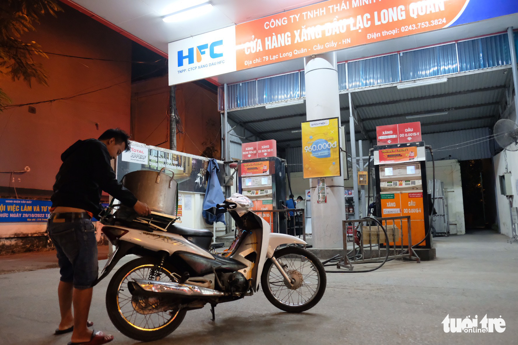 Nguyen Tuan took a motorbike that ran out of gasoline to Lac Long Quan petrol station and waited in line for about 30 minutes, but when it was almost his turn, the staff announced that the station ran out of stock. ‘Waiting for 30 minutes just to hear such an announcement, I was very disappointed and annoyed. My bike ran out of gas while buying gas is as difficult as buying gold these days. Now I have no choice but to call my wife to pick me up,’ Tuan said on the night of November 4, 2022. Photo: Tuoi Tre