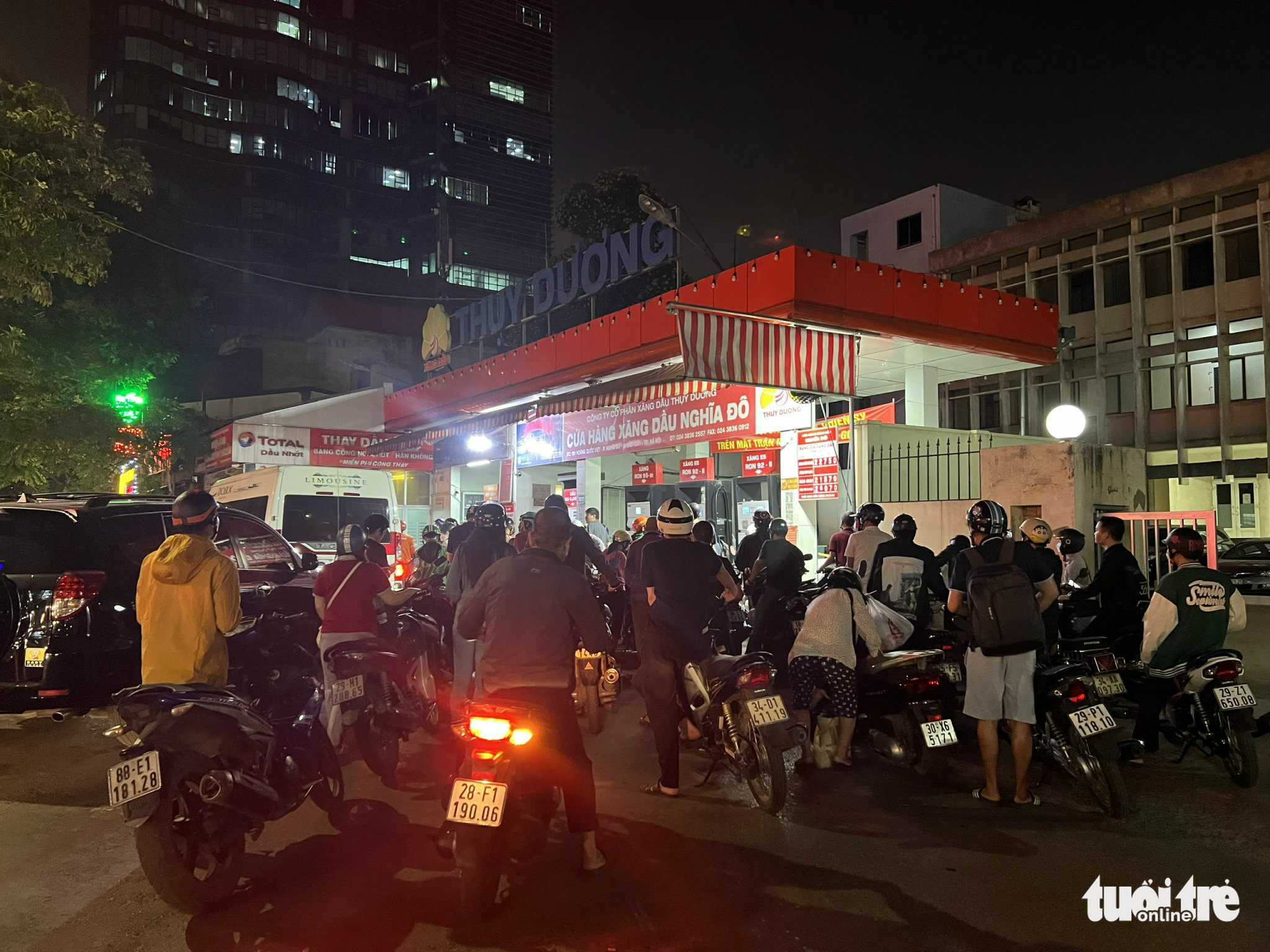 People flock to Nghia Do filling station to have their motorcycles refilled after several other stations were closed down over short supply on Hoang Quoc Viet Street in Cau Giay District, Hanoi, November 4, 2022. Photo: Nguyen Bao / Tuoi Tre