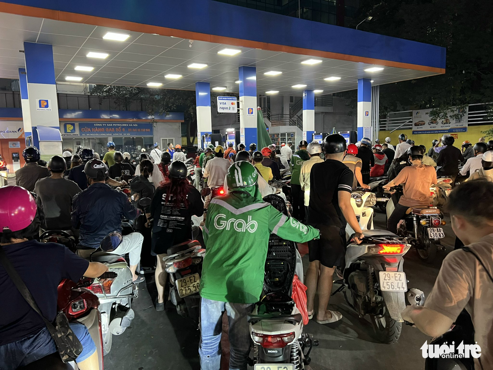 People flock to a filling station to have their motorcycles refilled after several other stations were closed down over short supply on Nguyen Luong Bang Street in Dong Da District, Hanoi, November 4, 2022. Photo: Nguyen Bao / Tuoi Tre