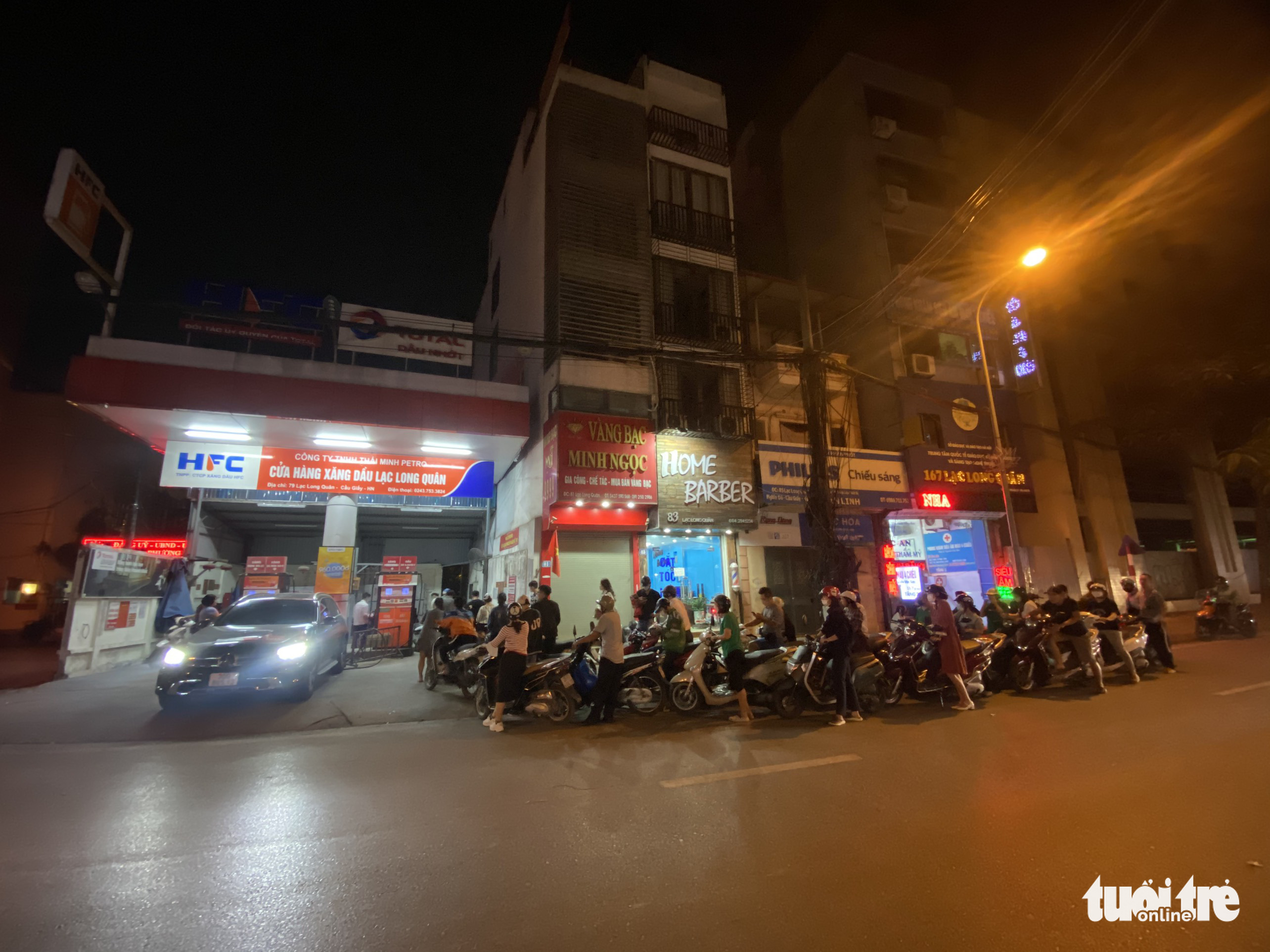 Hanoi people queue up for gasoline at night