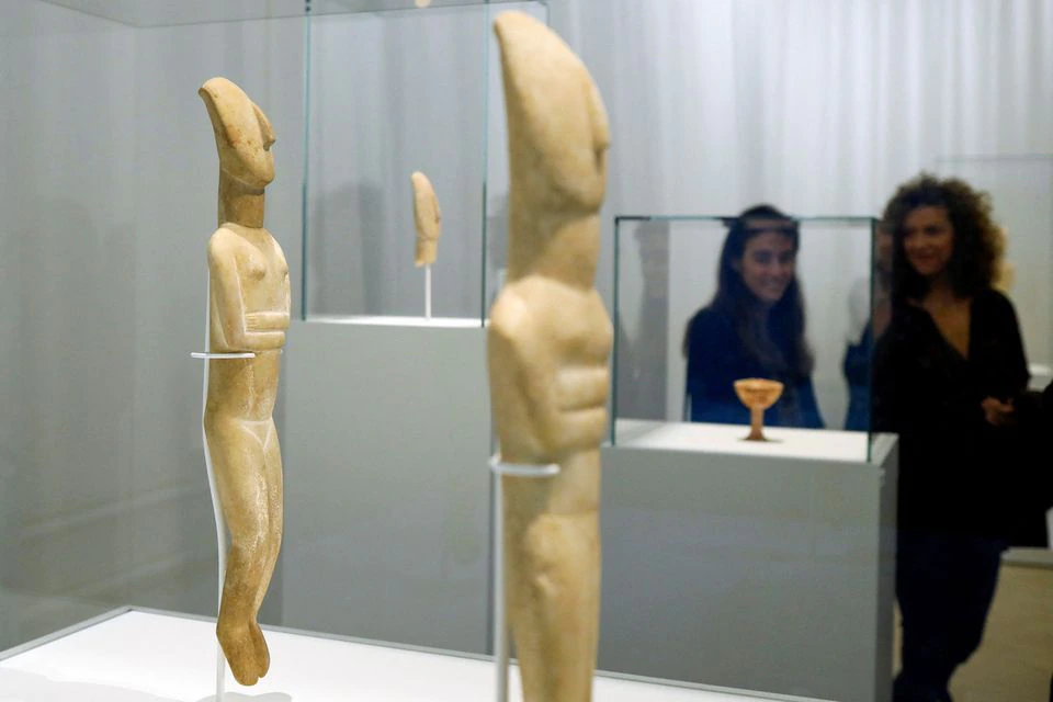 People look at marble Cycladic females figurines, during the opening of the exhibition ''Homecoming. Cycladic treasures on their return journey'' at Museum of Cycladic Art, in Athens Greece, November 2, 2022. Photo: Reuters