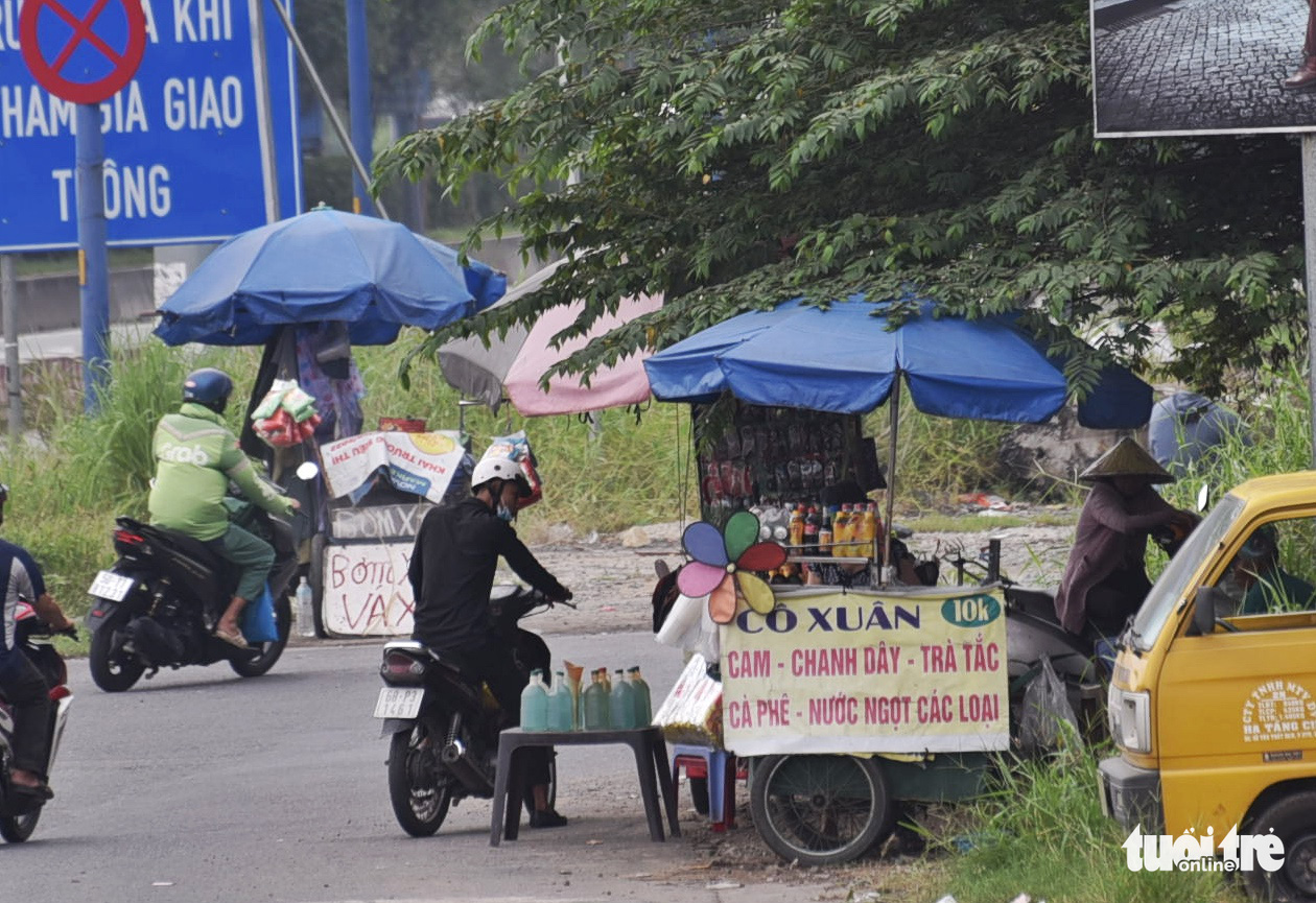Gasoline is sold on the road parallel to the Hanoi Highway in Thu Duc City, Ho Chi Minh City, November 5, 2022. Photo: Tuoi Tre