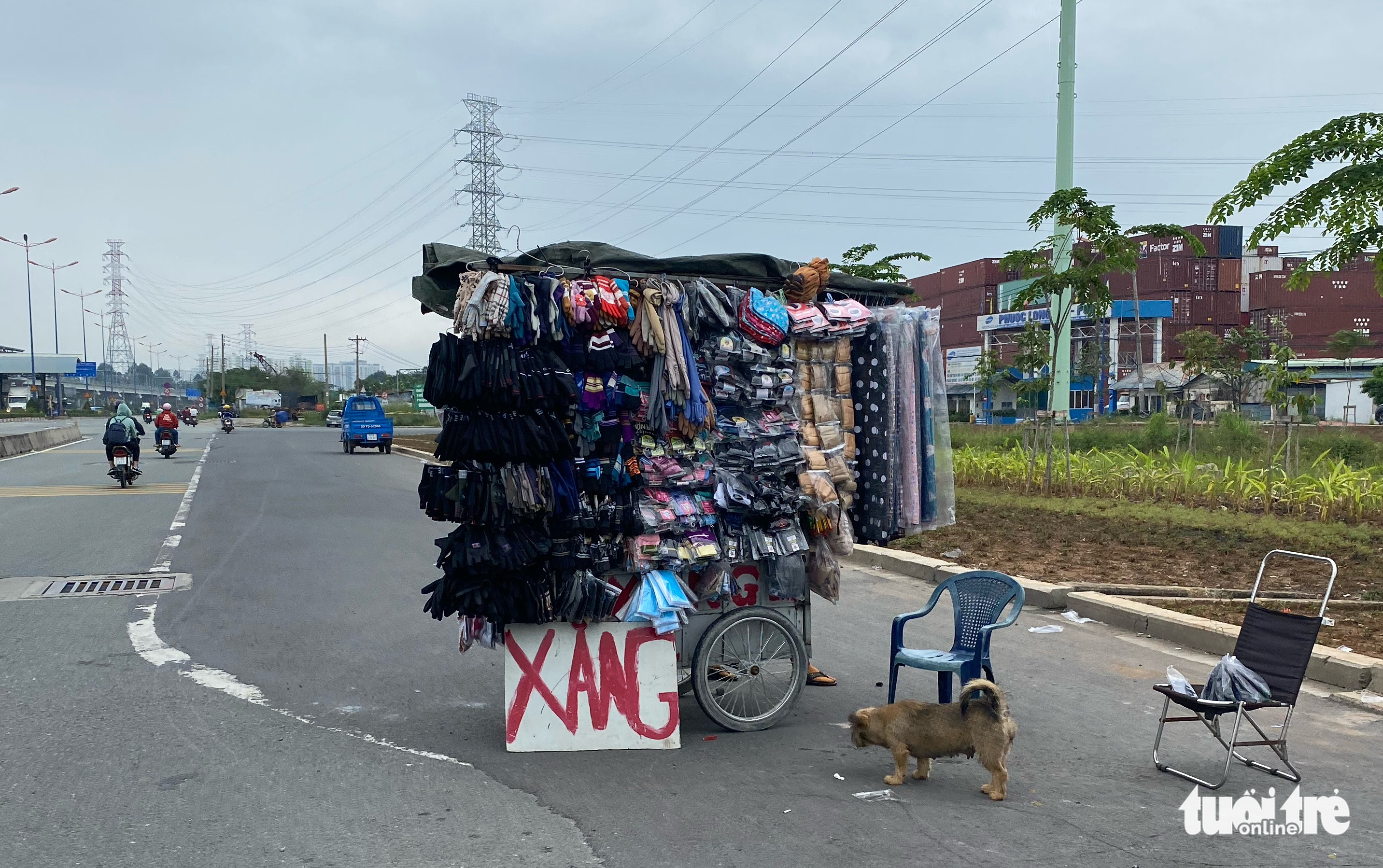 A street vendor sets up a sign saying “gasoline” along Hanoi Highway in Thu Duc City, Ho Chi Minh City, November 5, 2022. Photo: Tuoi Tre