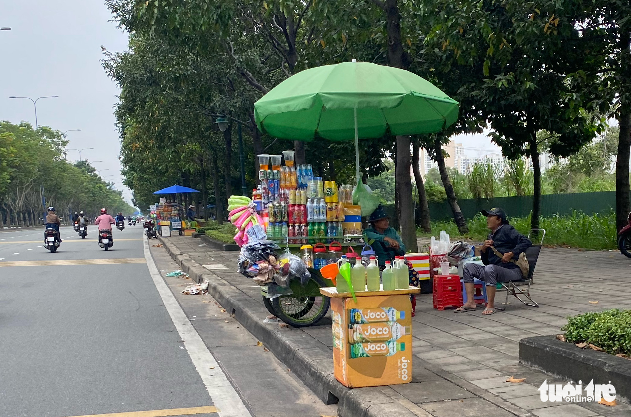 Gasoline is sold along a street in Ho Chi Minh City, November 5, 2022. Photo: Tuoi Tre