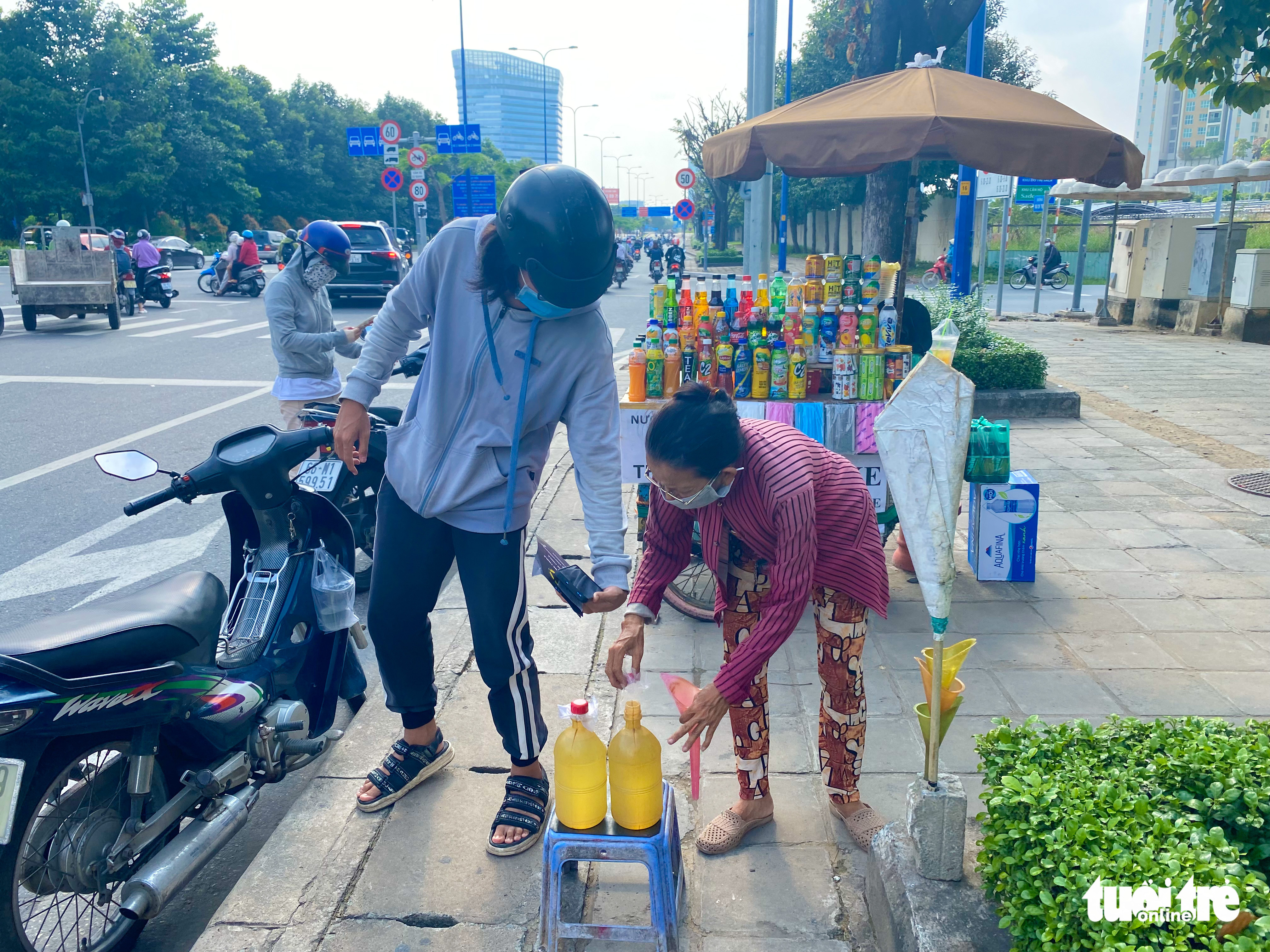 Roadside gasoline sale springs up in Ho Chi Minh City