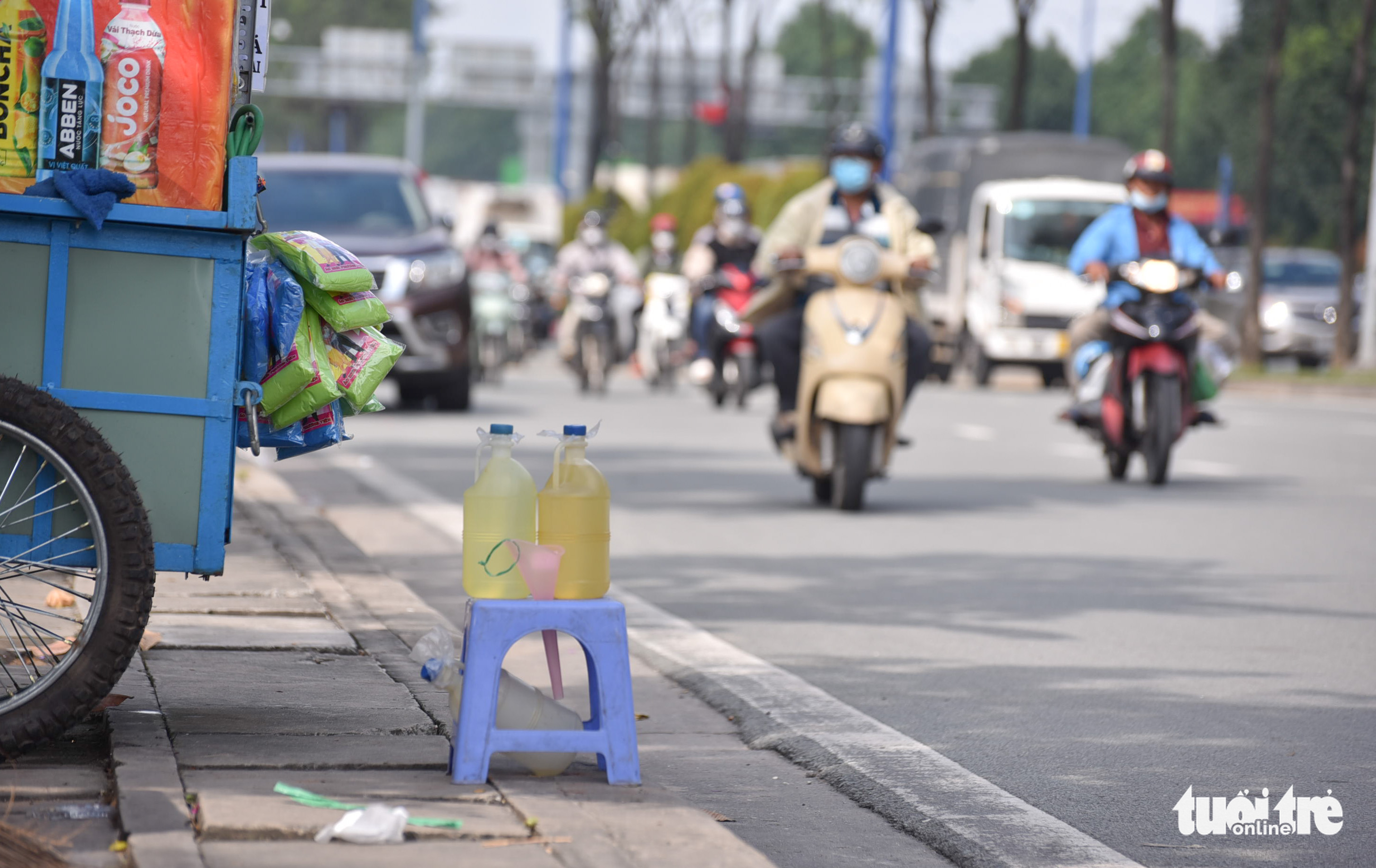 Gasoline is sold along a street in Ho Chi Minh City, November 5, 2022. Photo: Tuoi Tre