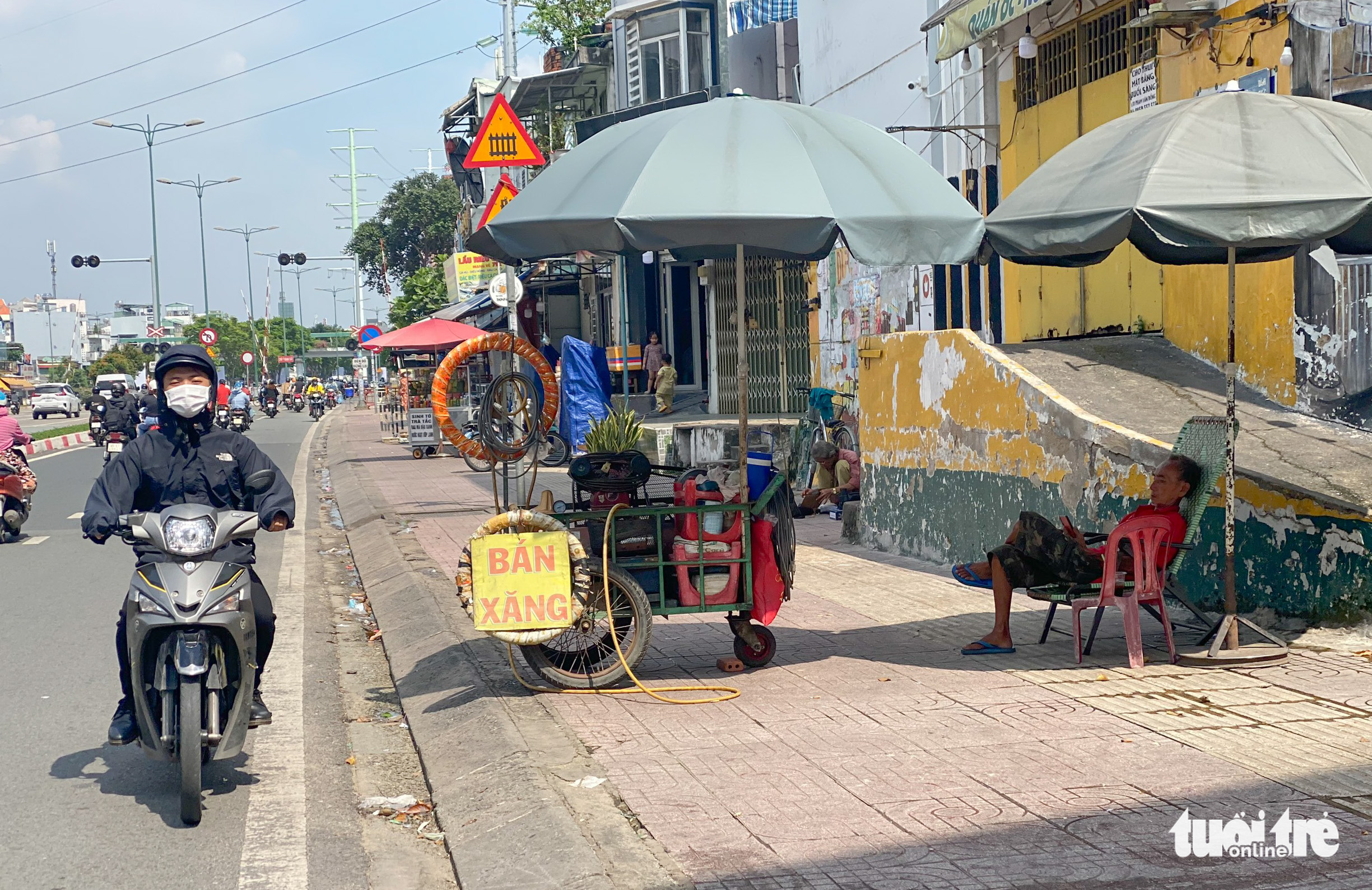 A motorbike repairman sells gasoline along Pham Van Dong Street in Go Vap District, November 5, 2022. Photo: Tuoi Tre