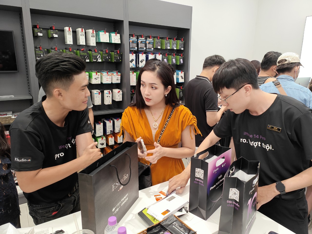 Vietnam faces scarcity of iPhone 14 products