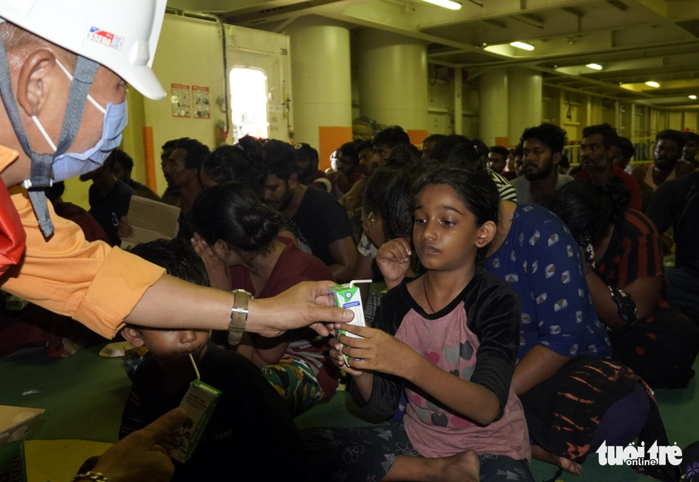 Rescuers give milk to Sri Lankan children, who were among the group that faced an accident at sea while allegedly on their way to flee their country, during a rescue effort off Ba Ria-Vung Tau Province, November 8, 2022. Photo: Dong Ha / Tuoi Tre