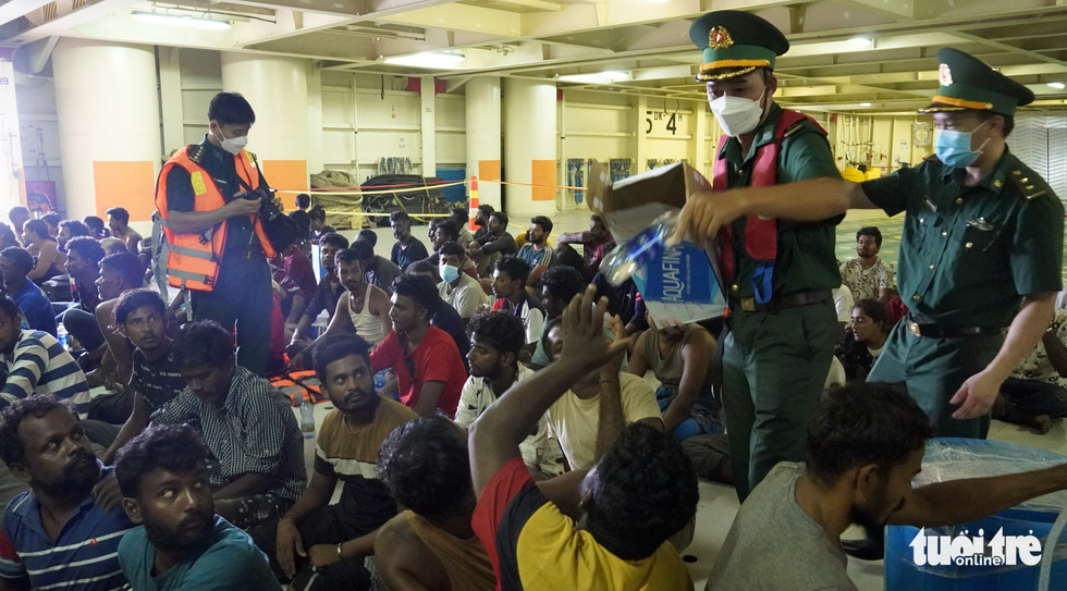 Rescuers give water to Sri Lankans, who faced an accident at sea while allegedly on their way to flee their country, during a rescue effort off Ba Ria-Vung Tau Province, November 8, 2022. Photo: Dong Ha / Tuoi Tre