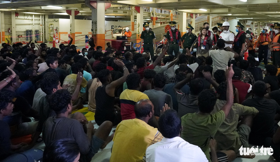 Officials persuade 303 Sri Lankans, who faced an accident at sea while allegedly on their way to flee their country, to move toward Vietnam’s land in Ba Ria-Vung Tau Province, November 8, 2022. Photo: Dong Ha / Tuoi Tre