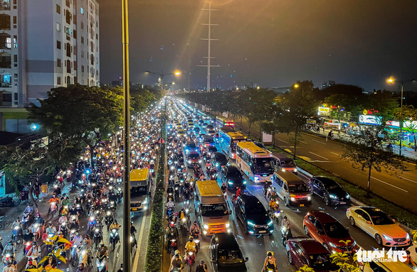 Thousands of vehicles stuck in congestion on Ho Chi Minh City boulevard