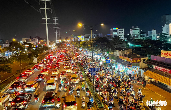 Traffic congestion occurs on Pham Van Dong Boulevard in Ho Chi Minh City, November 8, 2022. Photo: Chau Tuan / Tuoi Tre