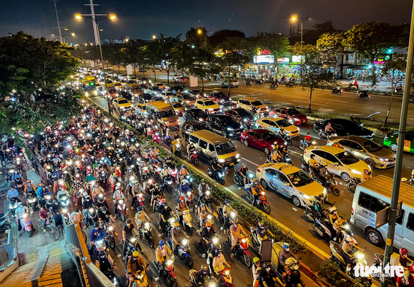 Traffic congestion occurs on Pham Van Dong Boulevard in Ho Chi Minh City, November 8, 2022. Photo: Chau Tuan / Tuoi Tre