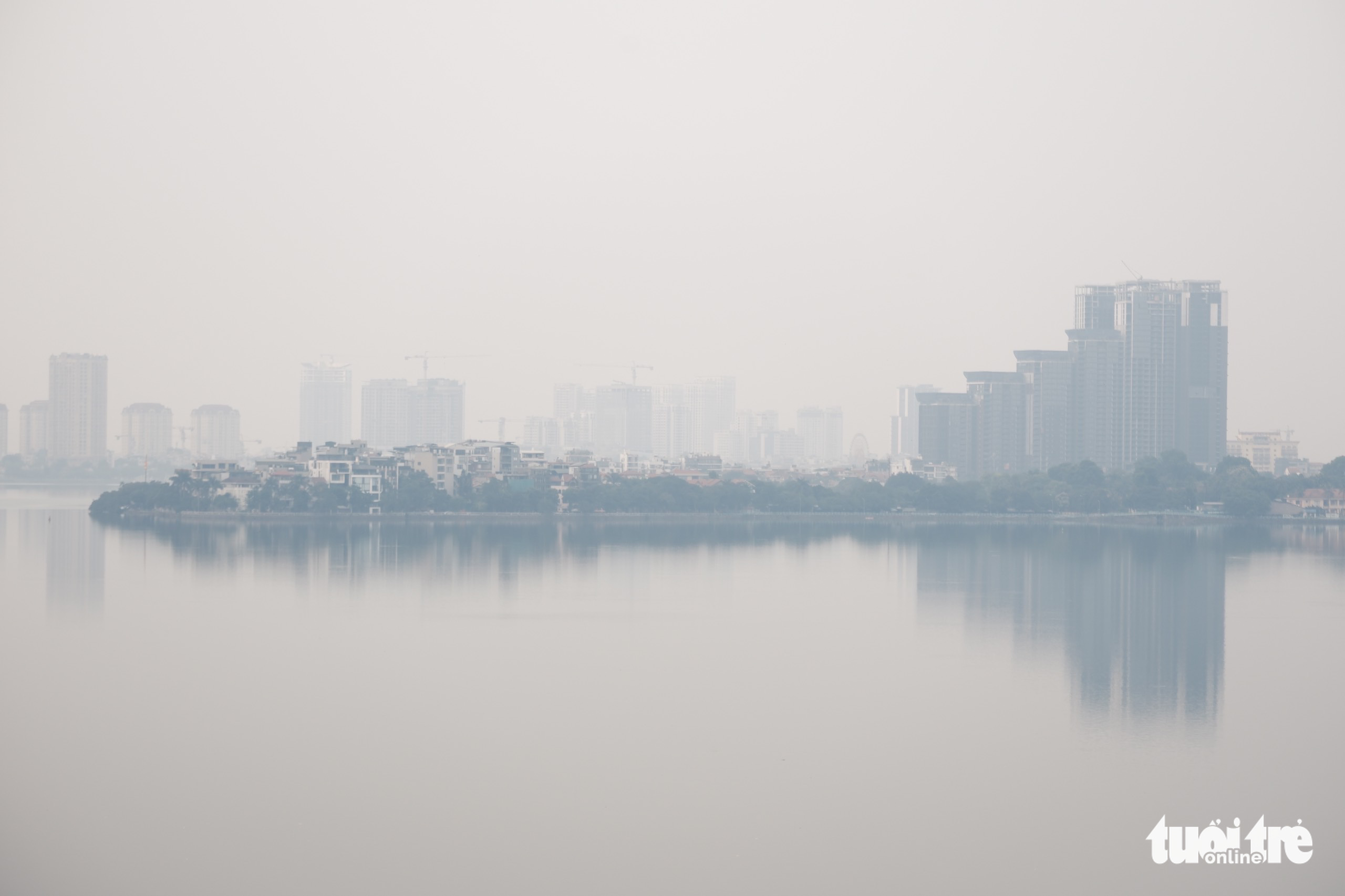 The sky above West Lake in Hanoi is pictured on November 7, 2022. Photo: Nam Tran / Tuoi Tre