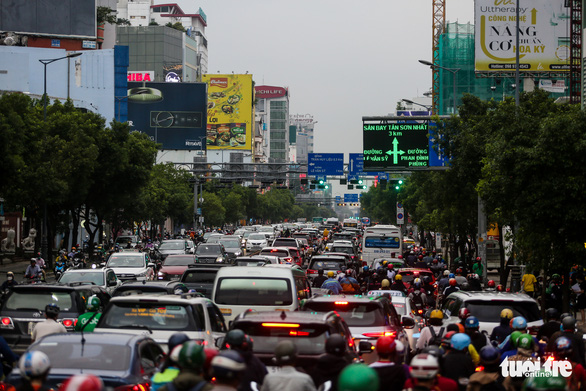 Traffic congestion occurs on Nguyen Van Troi Street in Ho Chi Minh City, November 8, 2022. Photo: Chau Tuan / Tuoi Tre