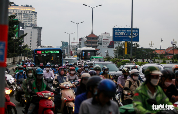 Traffic congestion occurs on Nguyen Van Troi Street in Ho Chi Minh City, November 8, 2022. Photo: Chau Tuan / Tuoi Tre