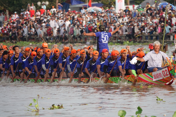 Male rowers compete in a Ngo boat race in Soc Trang Province, November 8, 2022. Photo: T. Luy / Tuoi Tre