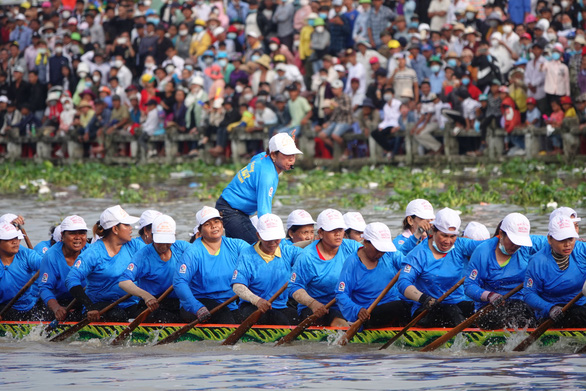 Over 6,000 rowers join Khmer boat races in Vietnam’s Mekong Delta