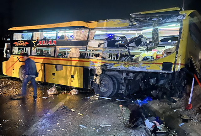 2 killed, 13 injured as sleeper bus hits truck in north-central Vietnam
