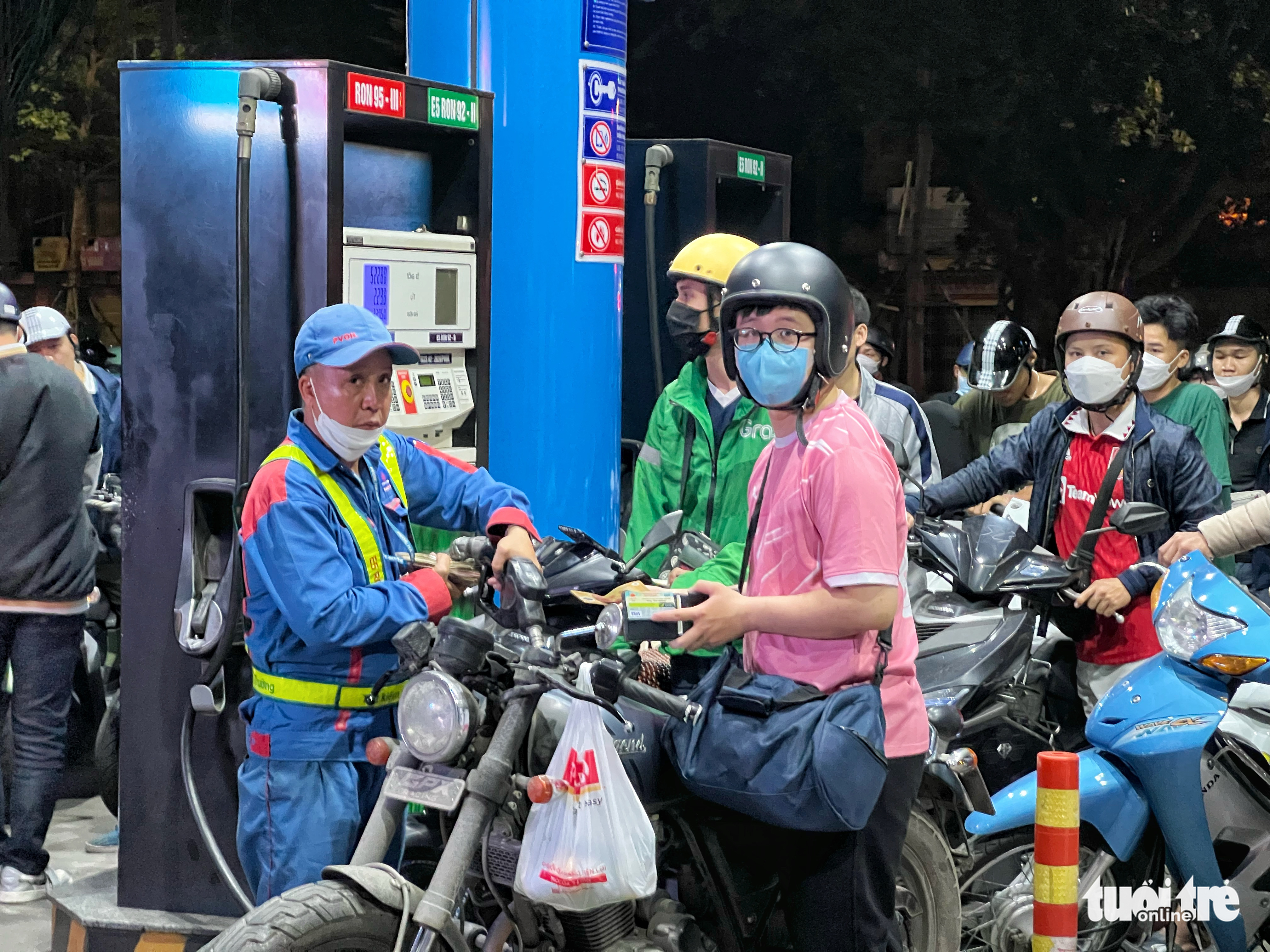 Motorcyclists fill up at a gas station in Hanoi, November 10, 2022. Photo: Pham Tuan / Tuoi Tre