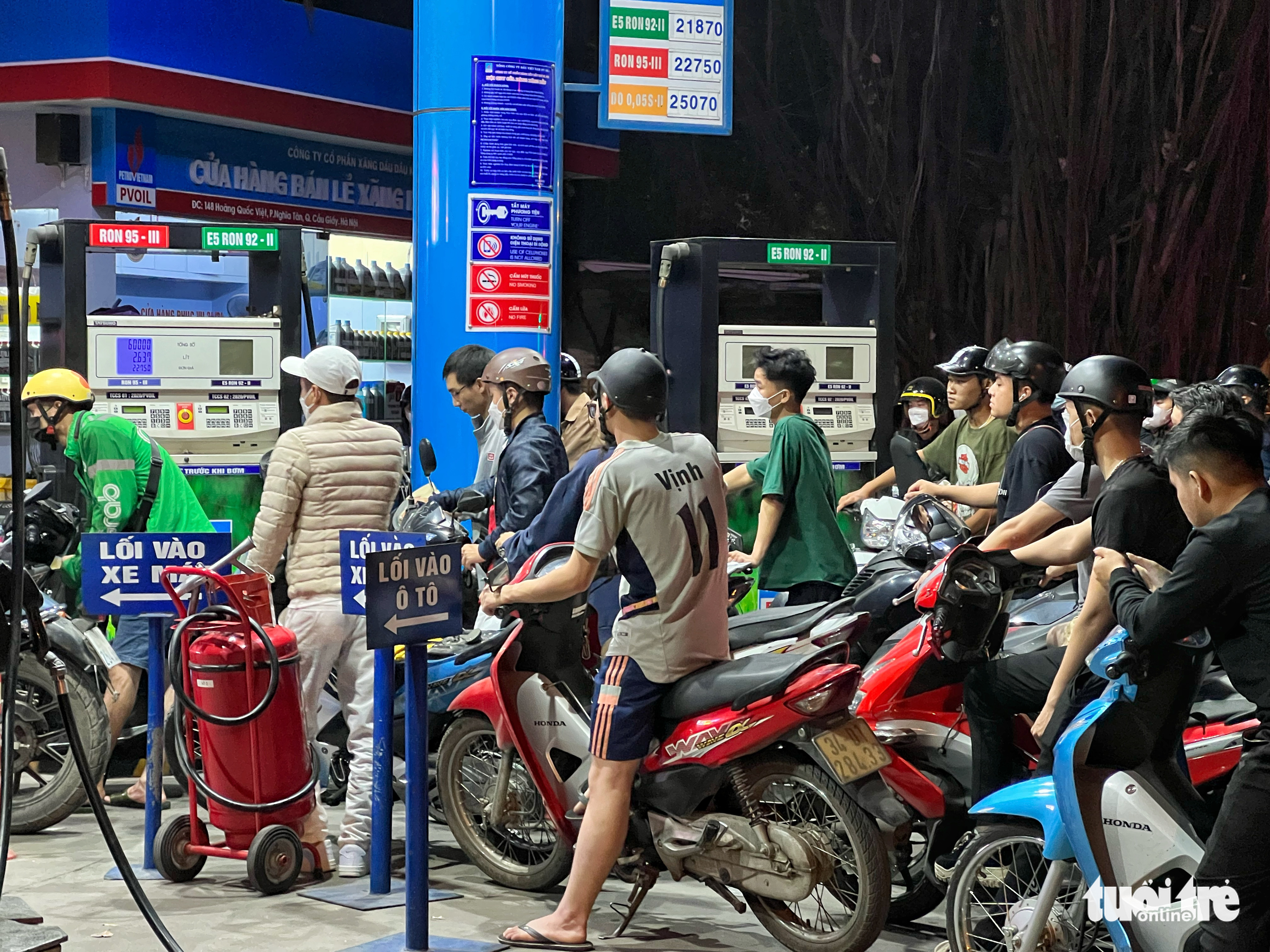 People wait to buy gasoline at a filling station in Hanoi at 11:50 pm on November 10, 2022. Photo: Pham Tuan / Tuoi Tre