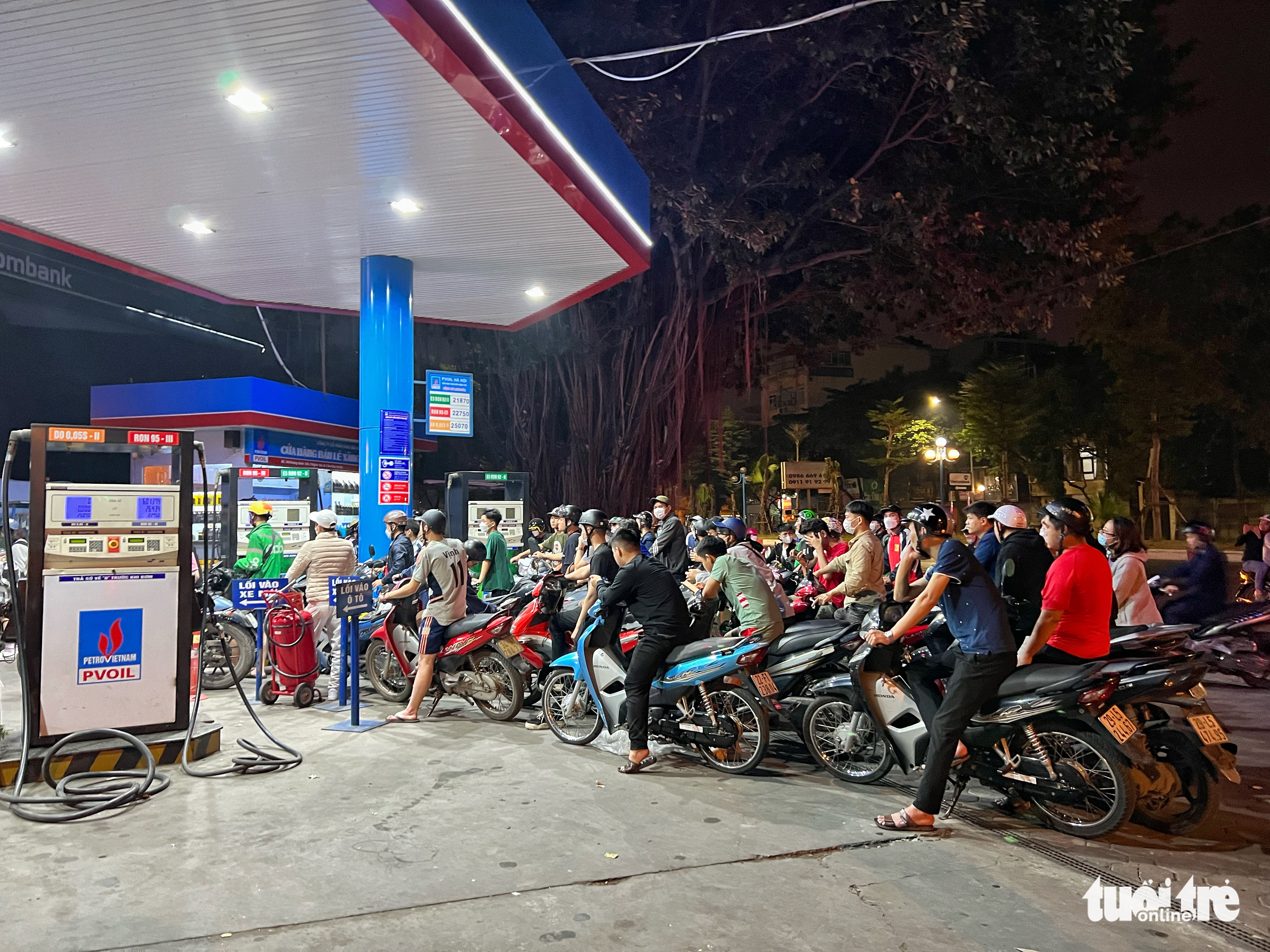 Hanoi residents queue up at midnight to buy gasoline