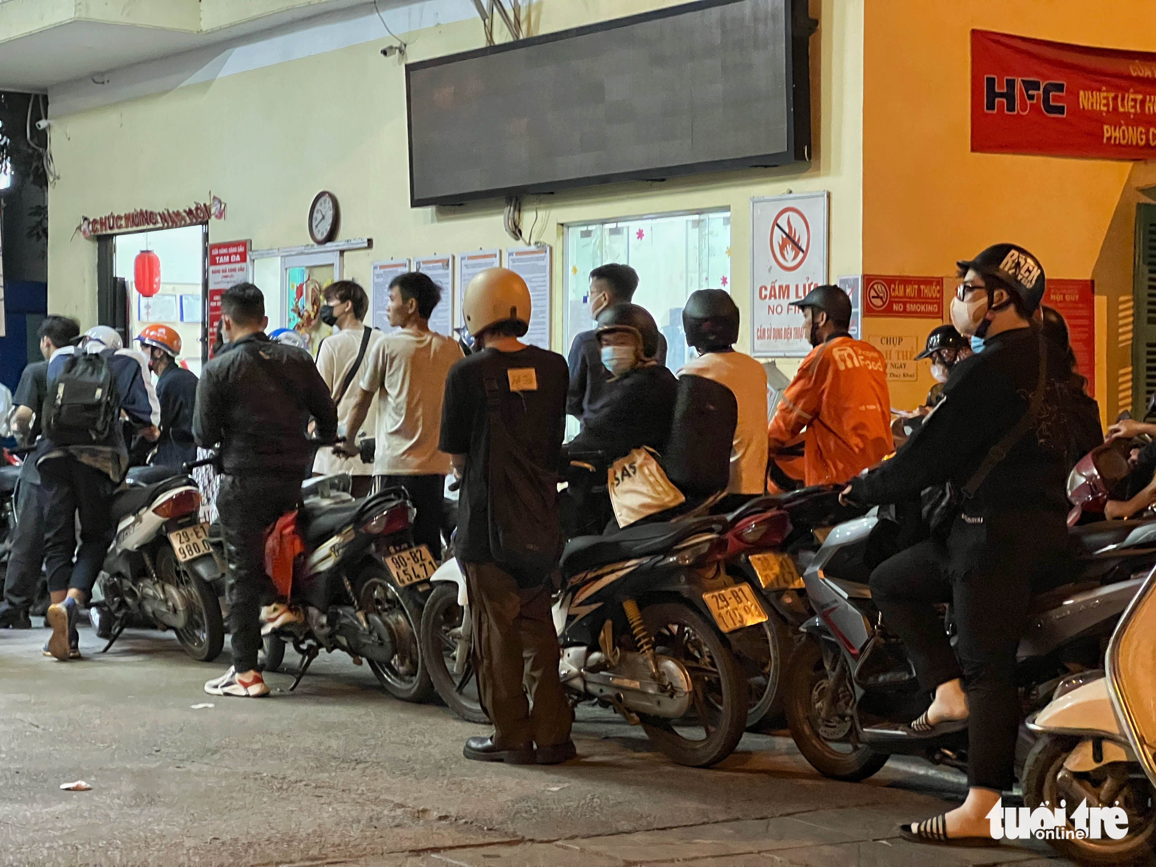 Motorcyclists line up at a filling station in Hanoi, November 11, 2022. Photo: Pham Tuan / Tuoi Tre
