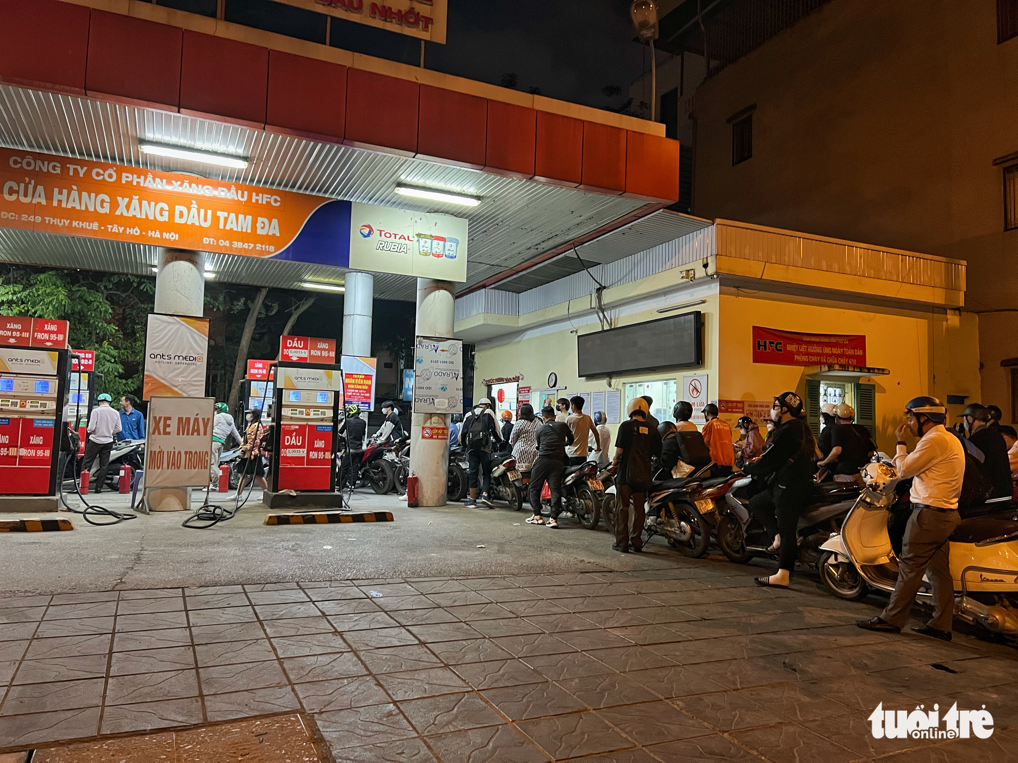 Motorcyclists queue up at HFC Tam Da filling station in Tay Ho District, Hanoi at 11:00 pm on November 10, 2022. Photo: Pham Tuan / Tuoi Tre