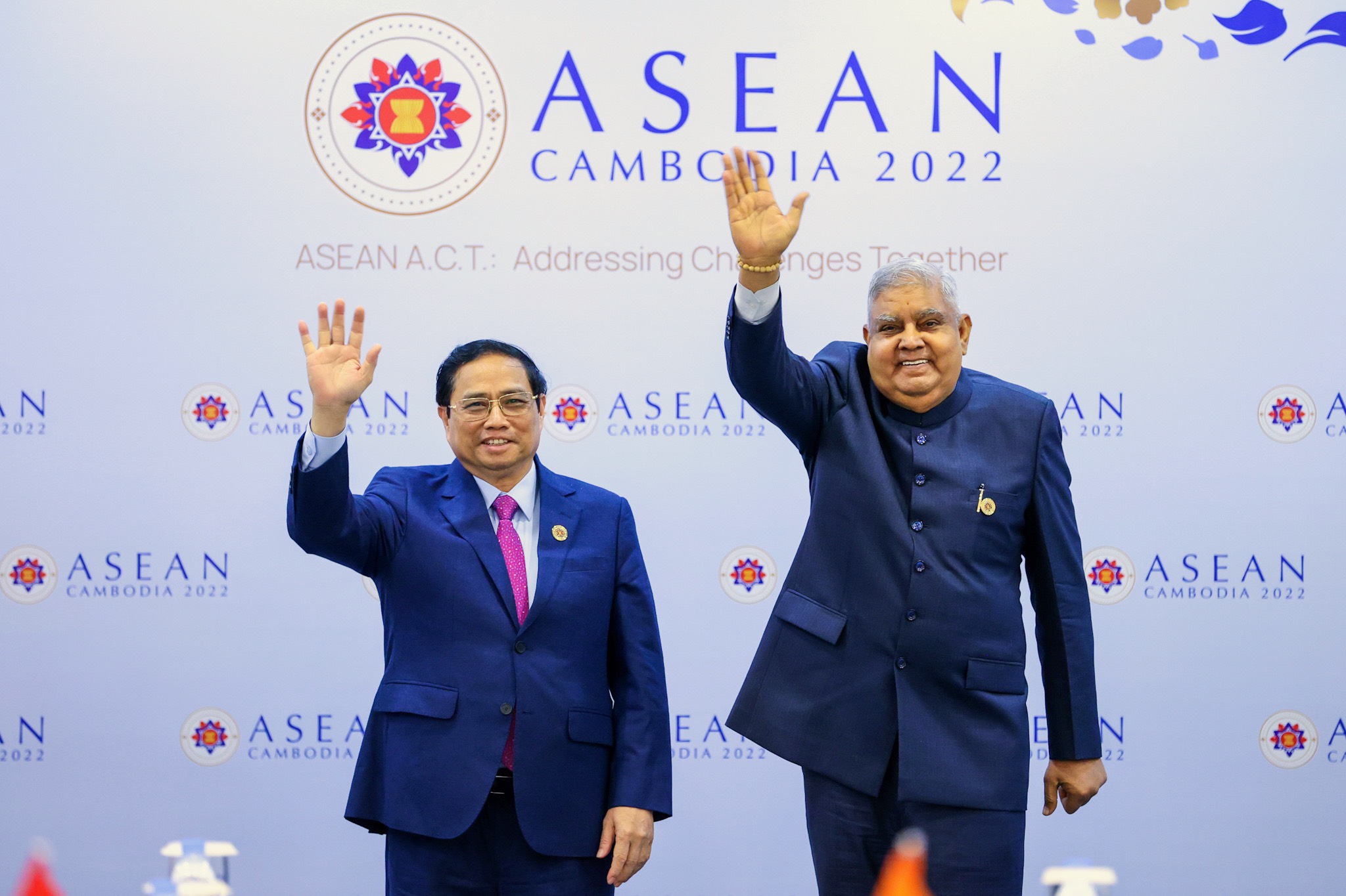 Prime Minister Pham Minh Chinh (L) meets Indian Vice President Jagdeep Dhankhar in Phnom Penh on November 12, 2022. Photo: N. Bac / Tuoi Tre