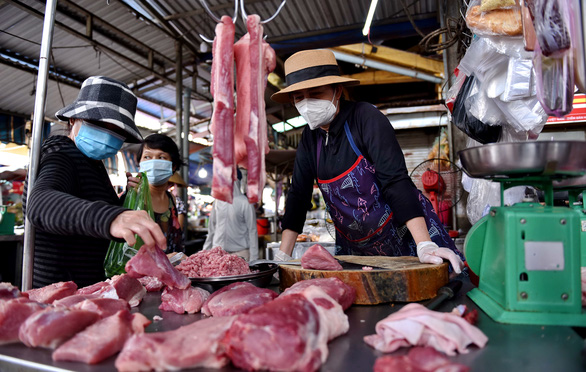 Unsafe pork still on sale at wet markets in Vietnam