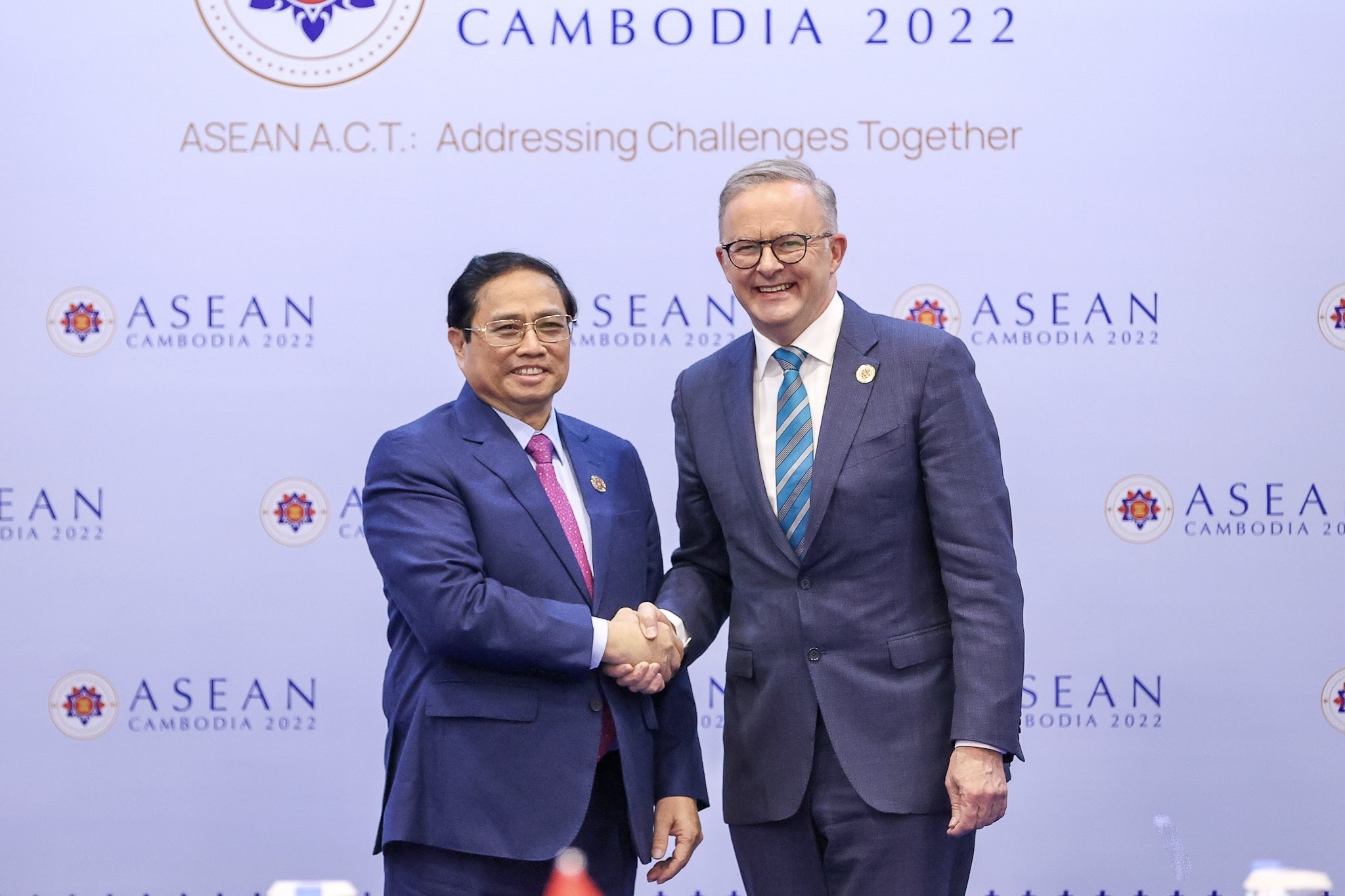 Vietnamese Prime Minister Pham Minh Chinh shakes hands with Australian Prime Minister Anthony Albanese in Phnom Penh, November 12, 2022. Photo: D.Bac / Tuoi Tre
