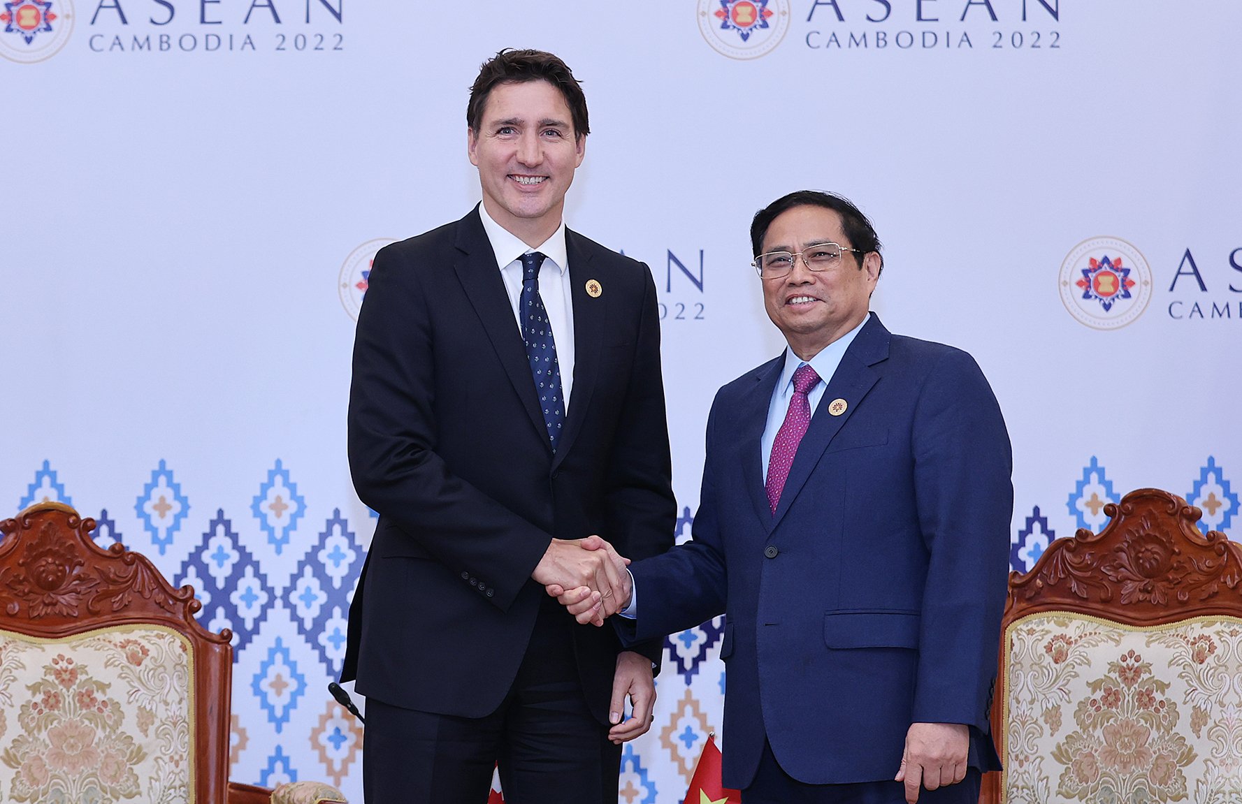 Vietnamese Prime Minister Pham Minh Chinh shakes hands with Canadian Prime Minister Justin Trudeau in Phnom Penh, November 12, 2022. Photo: D.Giang / Tuoi Tre