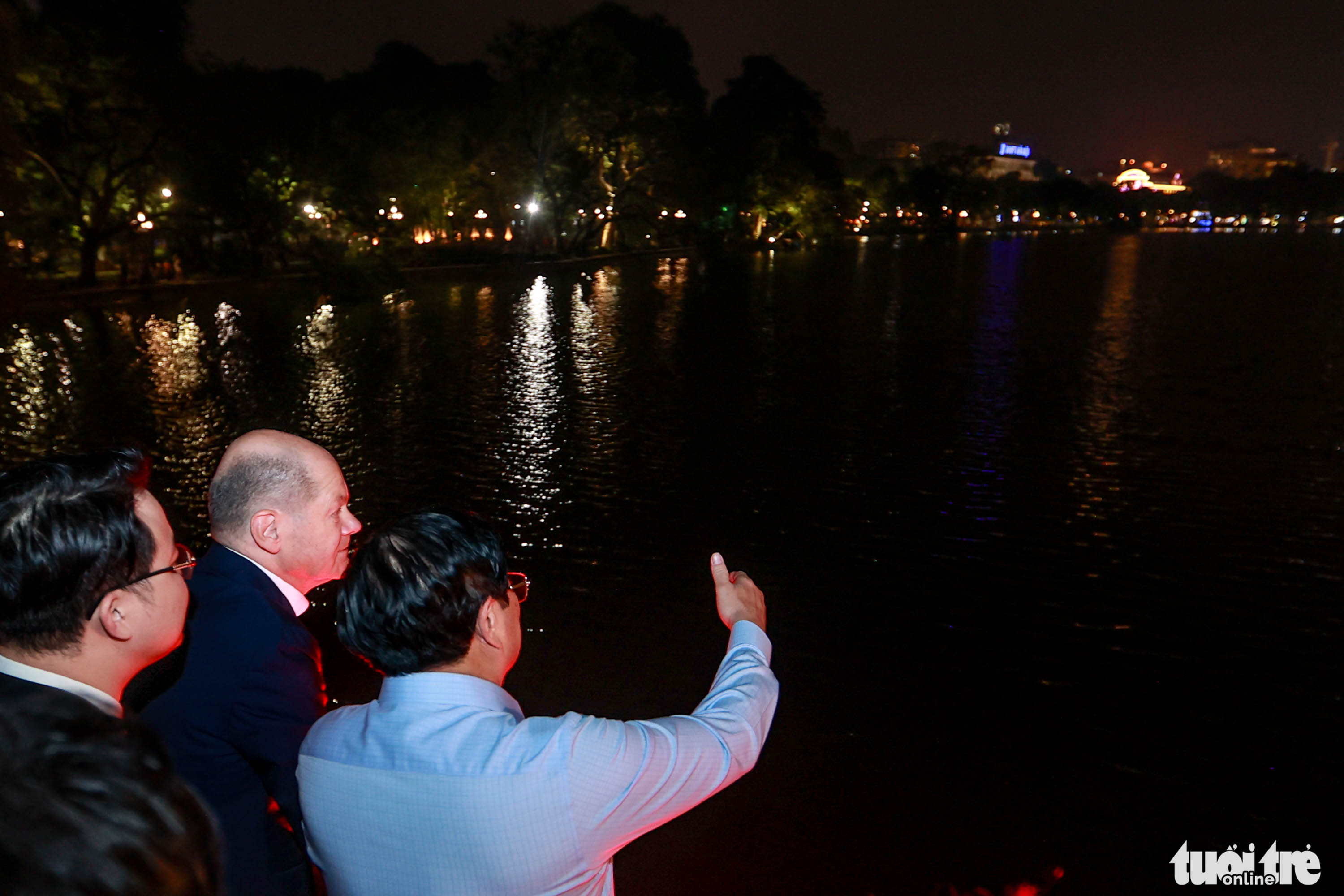 Prime Minister Pham Minh Chinh introduces to Chancellor Olaf Scholz the history of Ngoc Son Temple and Hoan Kiem Lake in Hanoi, November 13, 2022. Photo: Nguyen Khanh / Tuoi Tre