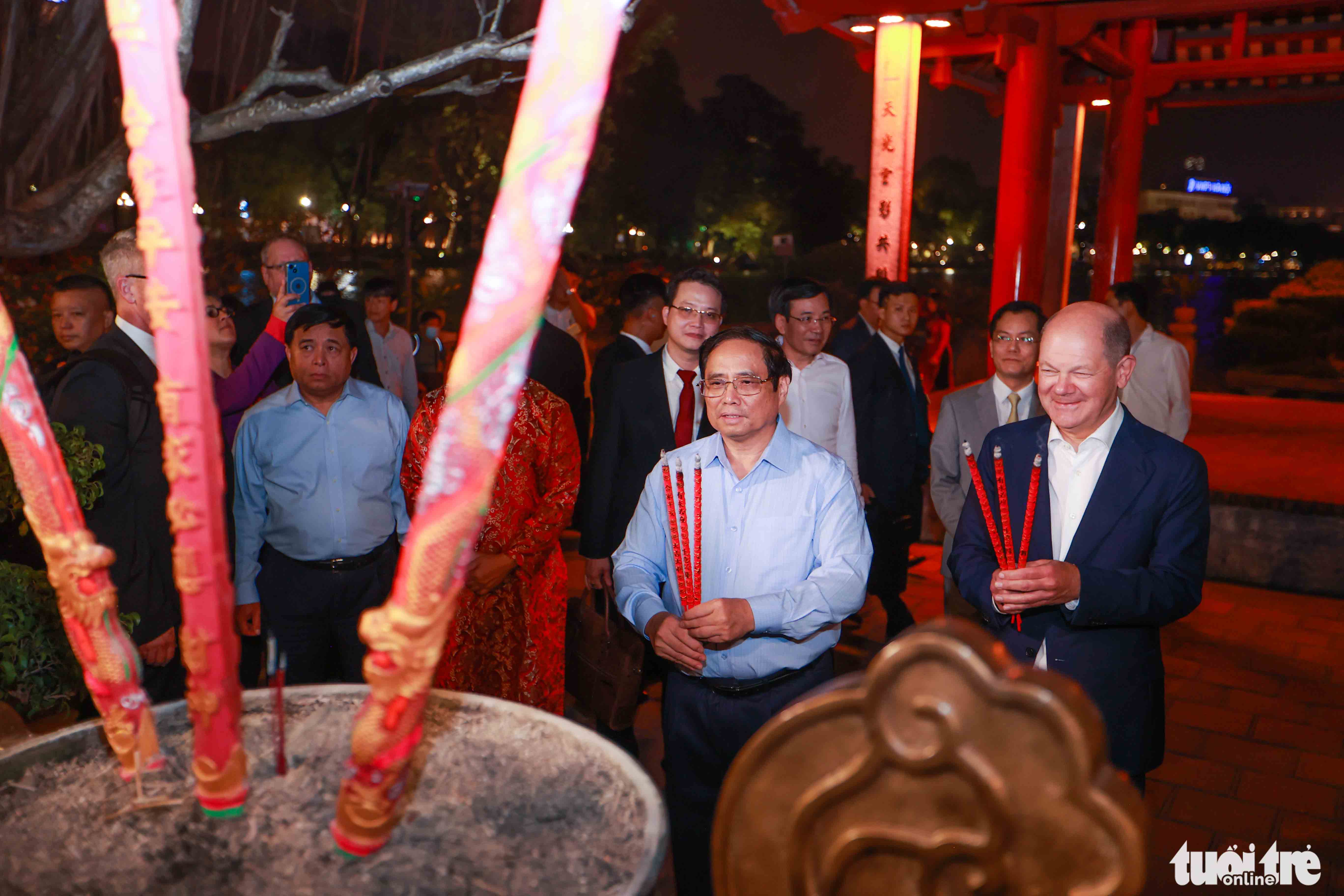 Prime Minister Pham Minh Chinh and Chancellor Olaf Scholz offer incense at Ngoc Son Temple in Hanoi, November 13, 2022. Photo: Nguyen Khanh / Tuoi Tre