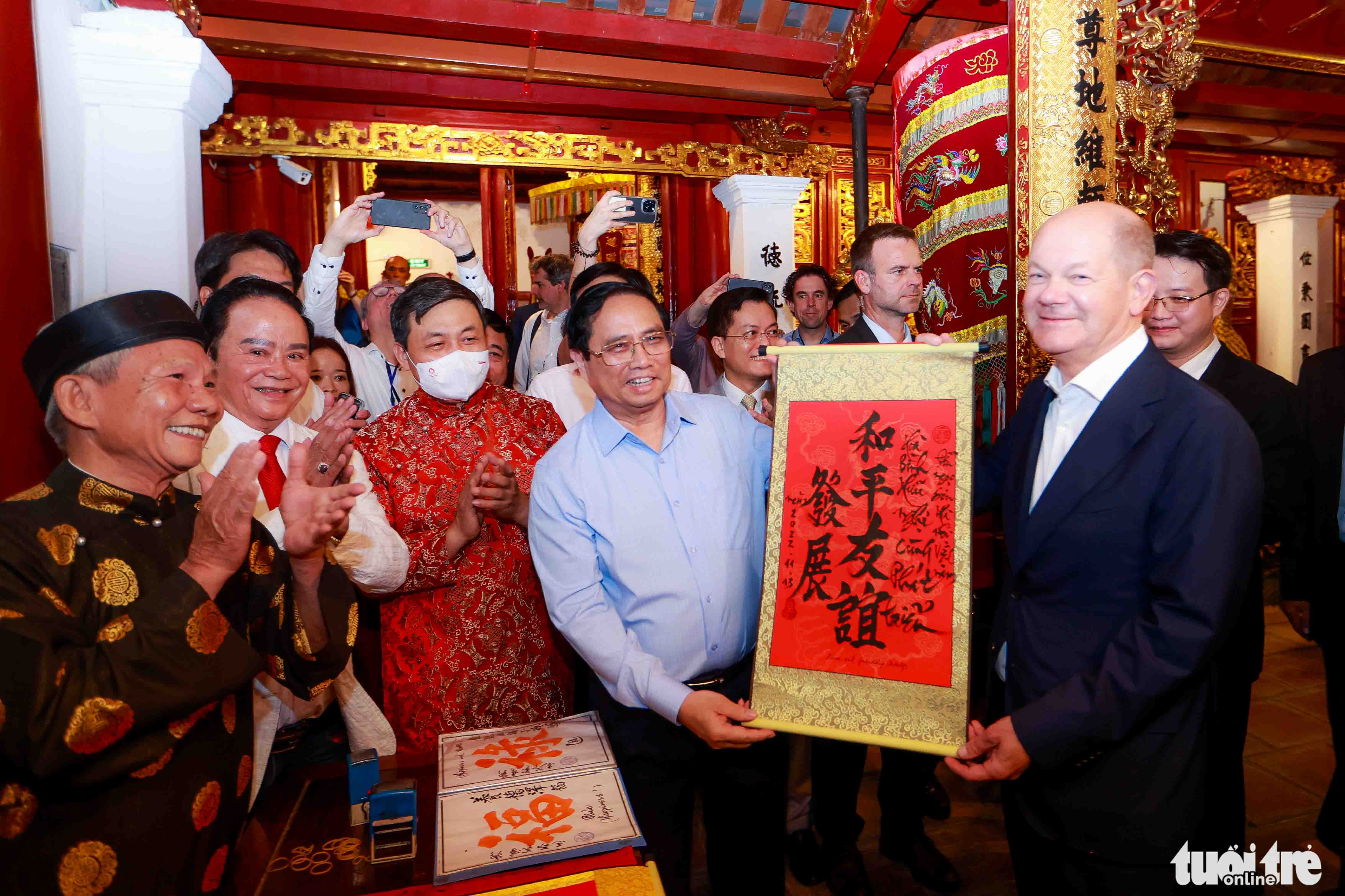 Chancellor Olaf Scholz is given a calligraphy at Ngoc Son Temple in Hanoi, November 13, 2022. Photo: Nguyen Khanh / Tuoi Tre