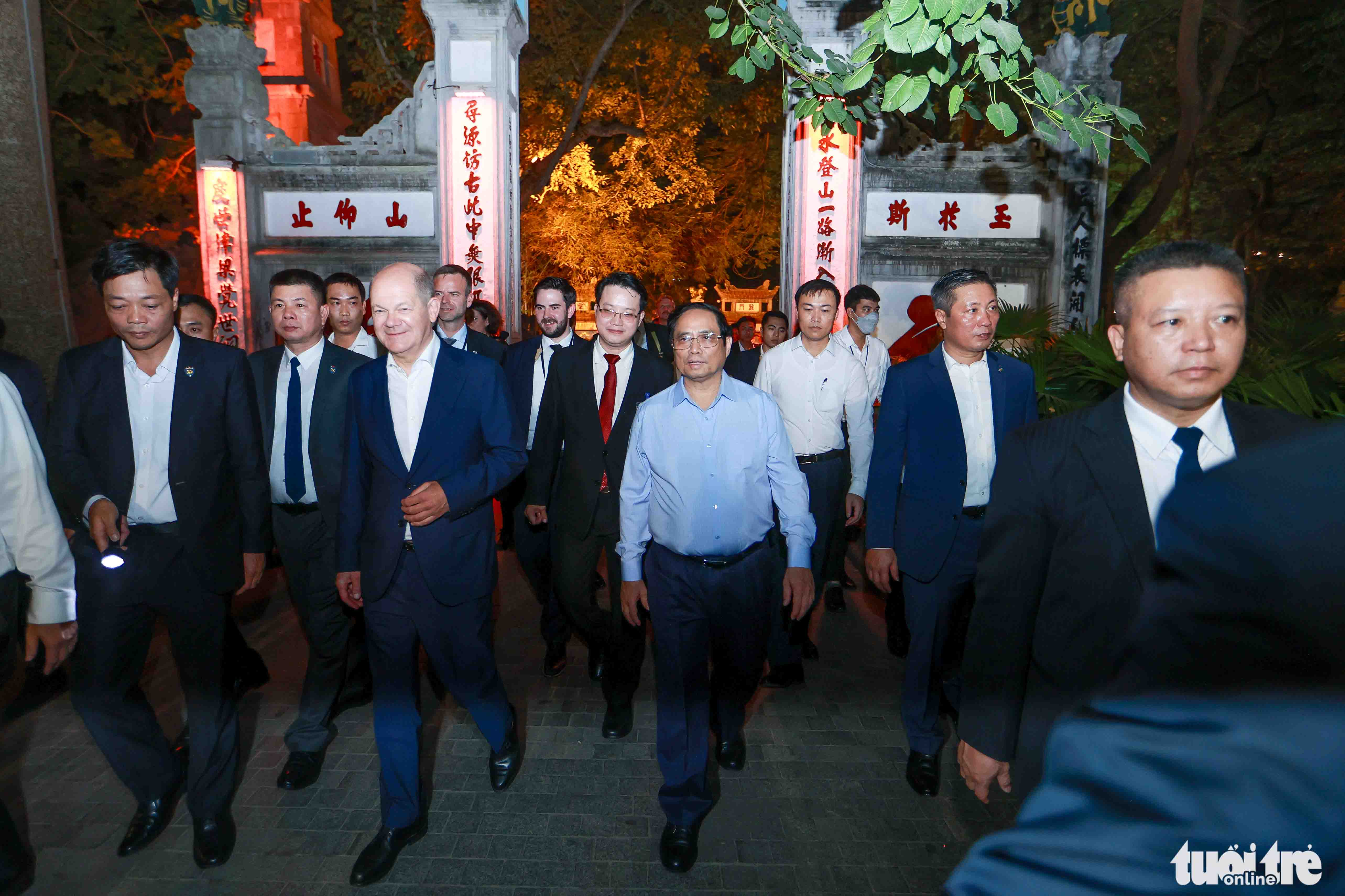 Prime Minister Pham Minh Chinh and Chancellor Olaf Scholz exit Ngoc Son Temple in Hanoi, November 13, 2022. Photo: Nguyen Khanh / Tuoi Tre