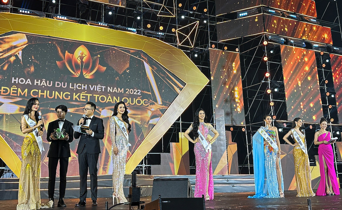 This supplied photo shows the top 5 contestants in the Miss Tourism Vietnam 2022 finalé in Phu Quoc City, Kien Giang Province, November 13, 2022.