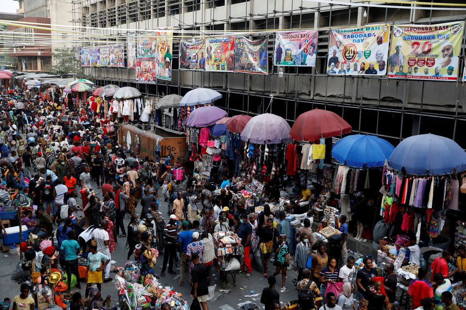 People crowd a market place as they shop in preparation for Christmas in Lagos, Nigeria December 18, 2021. Photo: Reuters