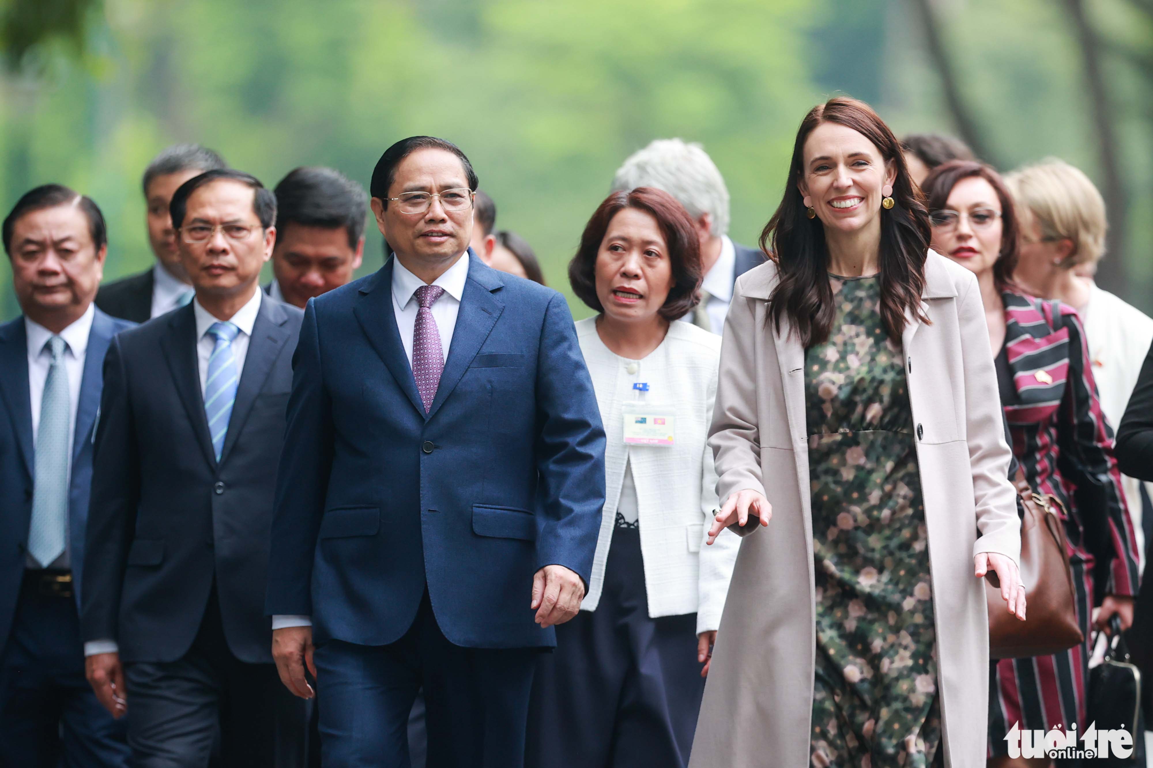 Vietnamese Prime Minister Pham Minh Chinh and New Zealand Prime Minister Jacinda Ardern during the welcome ceremony in Hanoi, November 14, 2022. Photo: Nguyen Khanh / Tuoi Tre