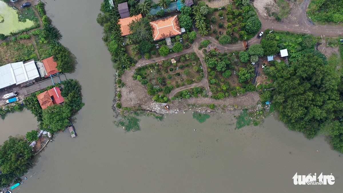 A bird’s-eye view of a newly-formed plot blocking the flow of the Rach Dia River in Nha Be District, Ho Chi Minh City. Photo: Tu Trung / Tuoi Tre