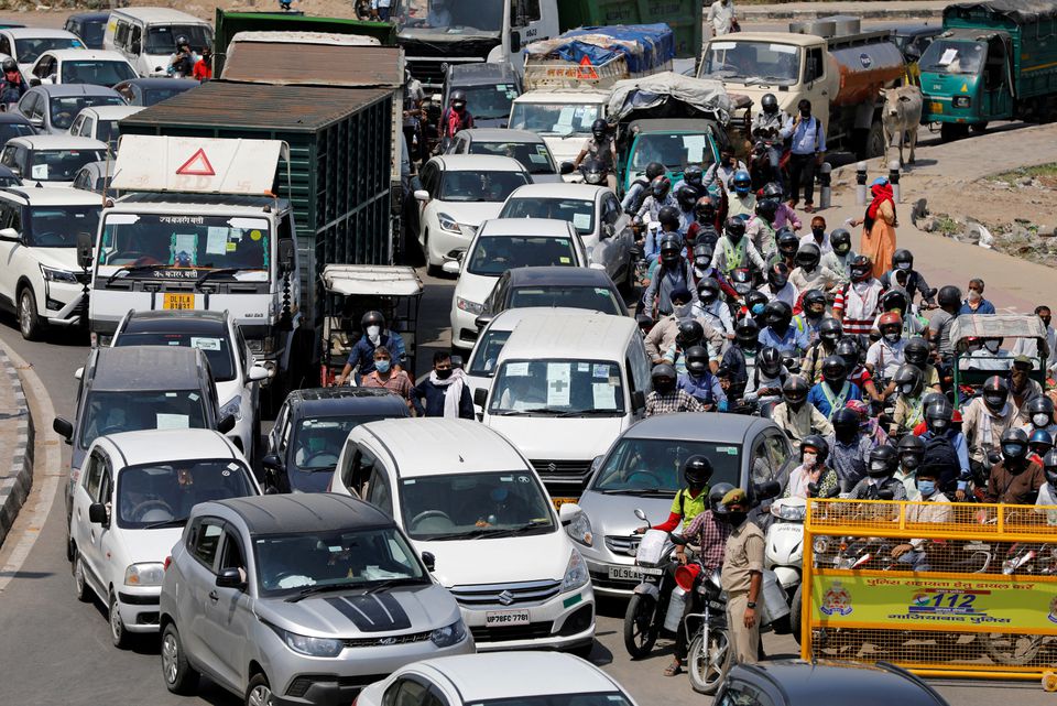 Vehicles queue in a long traffic jam at Delhi-Ghaziabad border after local authorities stopped vehicular movement except for essential services during an extended lockdown to slow the spreading of the coronavirus disease (COVID-19) in New Delhi, India, April 21, 2020. Photo: Reuters