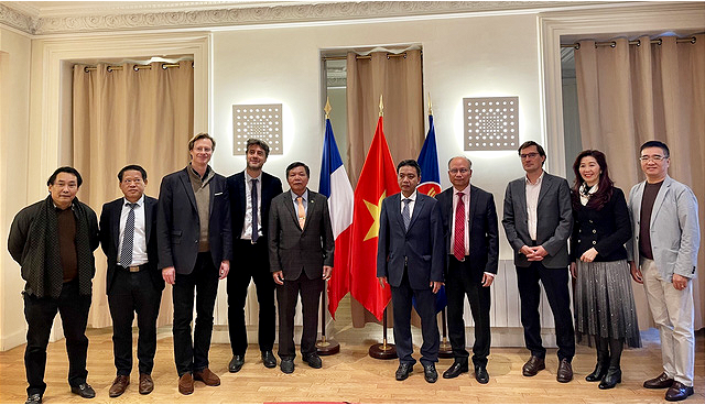 A delegation of Vietnamese officials negotiates with French auction house Millon in Paris. Photo: Department of Cultural Heritage